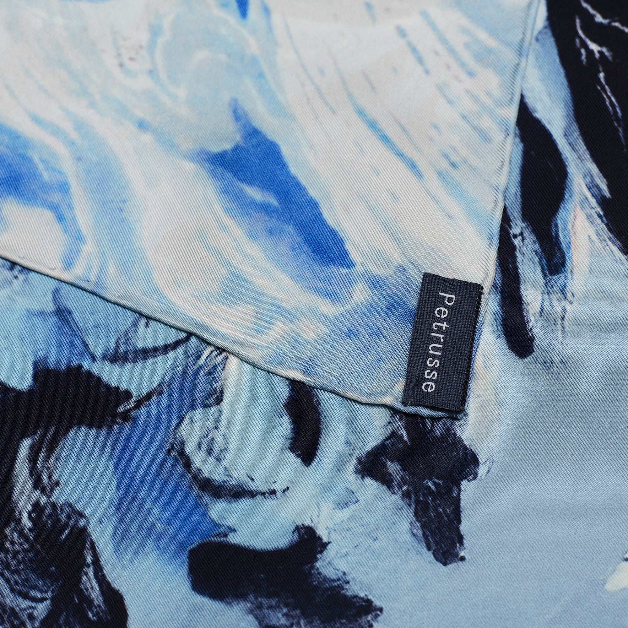 petrusse-carr-soie-90-abysse-bleu-denim image 8