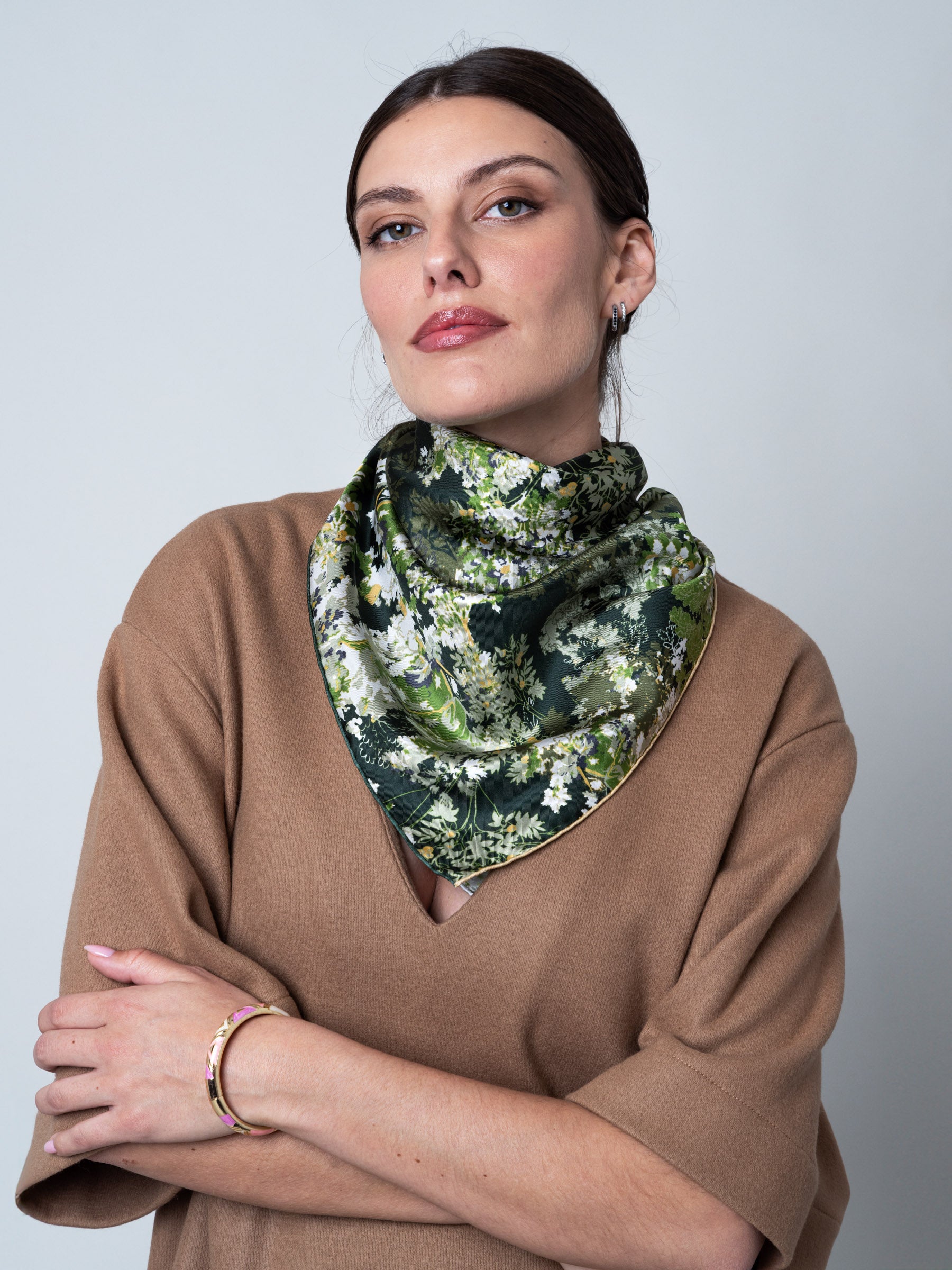 petrusse-carr-soie-90-brume-kaki-twill-de-soie-90x90-cm image 5