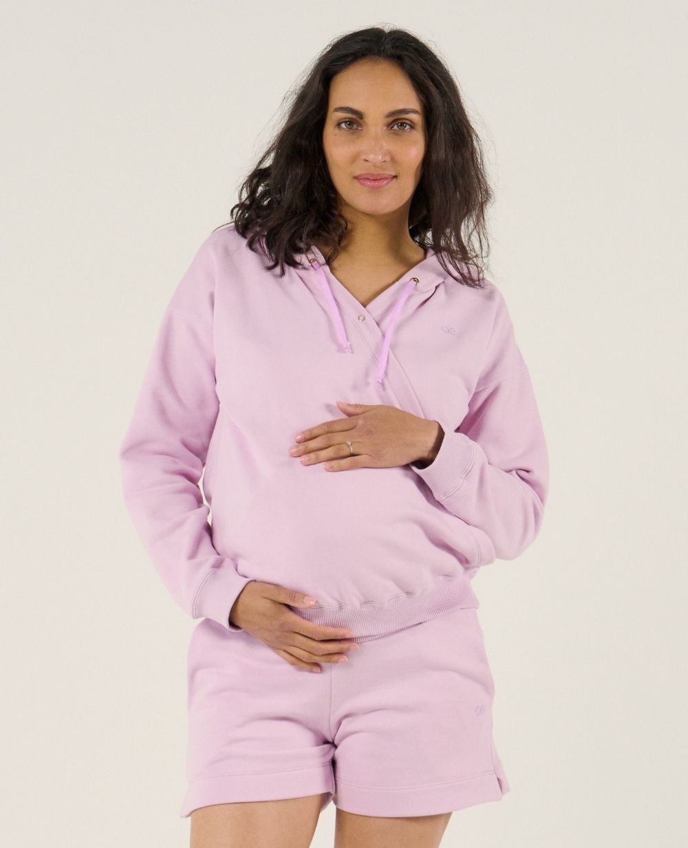 cache-c-ur-ensemble-hoodie-short-grossesse-et-allaitement-coconut-lila image 2