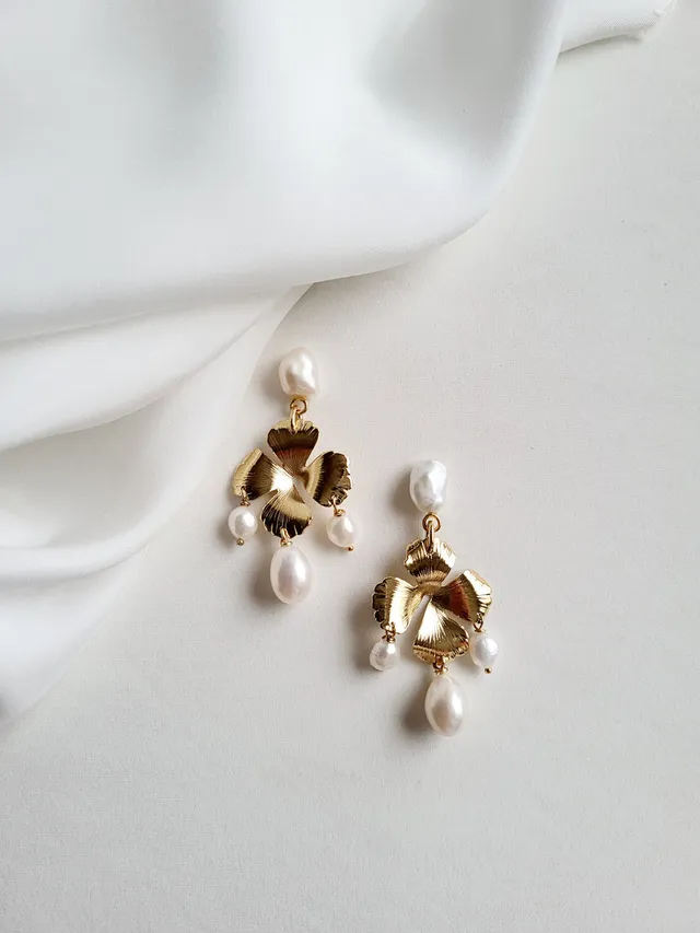 maison-sabben-boucles-d-oreilles-chandelier-bianca-fleur-6-cm-perles image 1