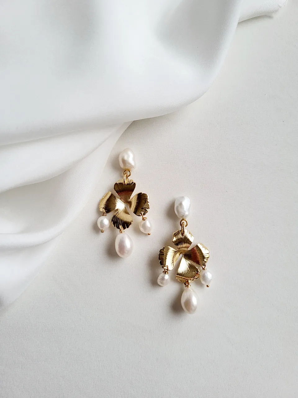 maison-sabben-boucles-d-oreilles-chandelier-bianca-fleur-6-cm-perles image 1