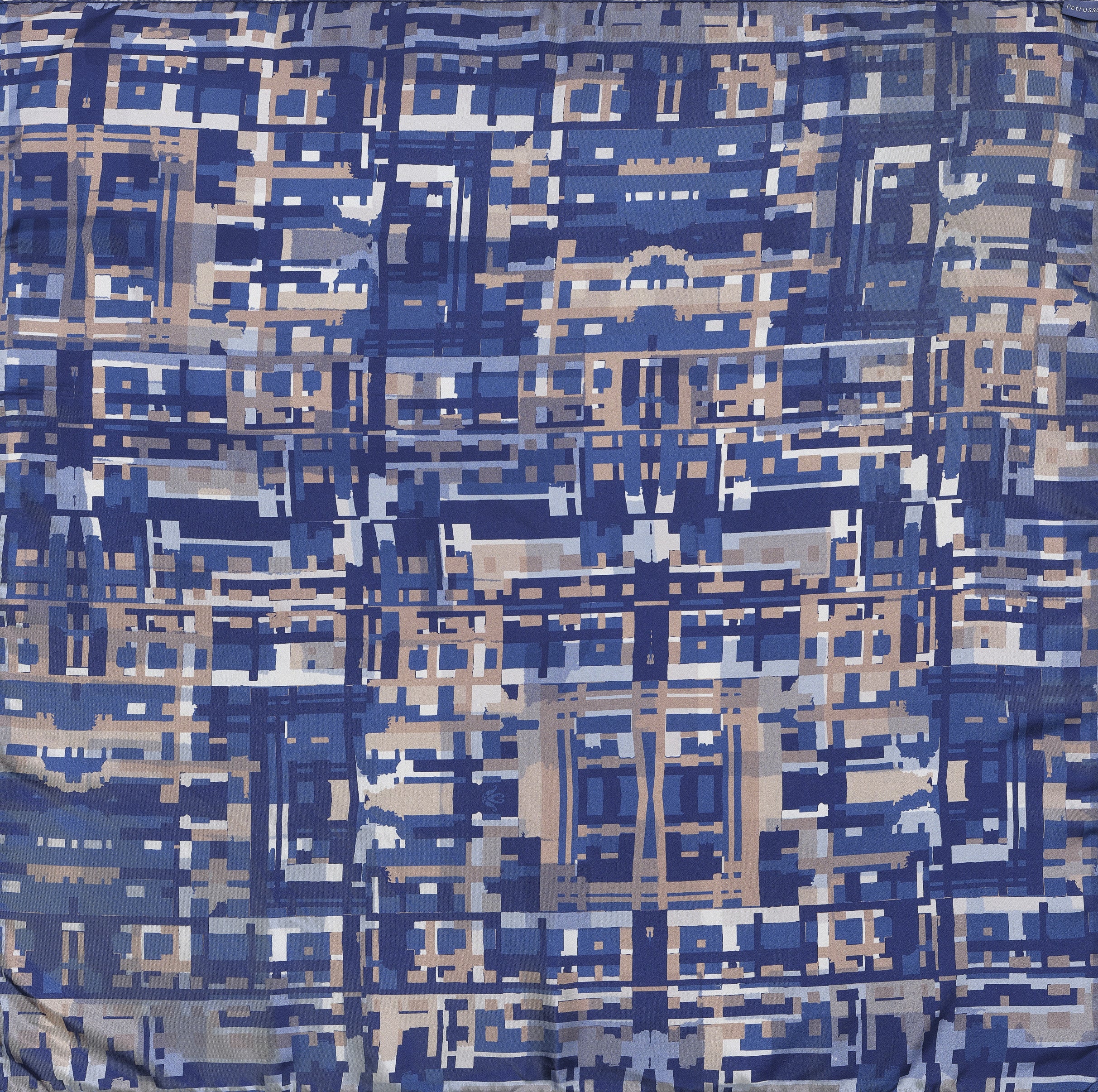 petrusse-carr-soie-90-ariane-marine-foulard-g-om-trique image 5