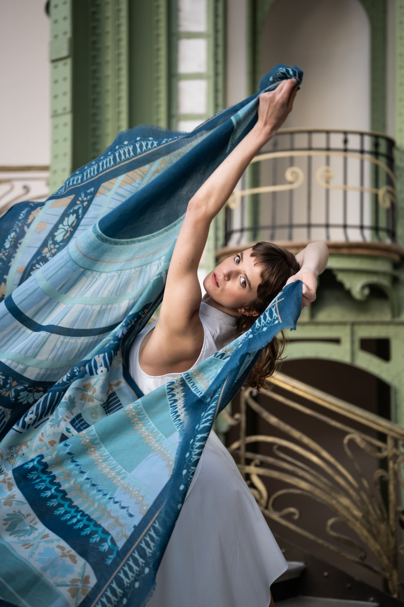 petrusse-tole-sous-le-ciel-de-paris-bleu-laine-et-soie image 3