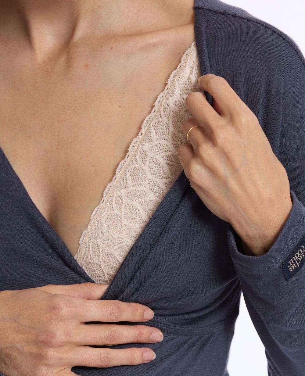 cache-c-ur-t-shirt-grossesse-et-allaitement-manches-longues-louna-bleu-nuit image 5