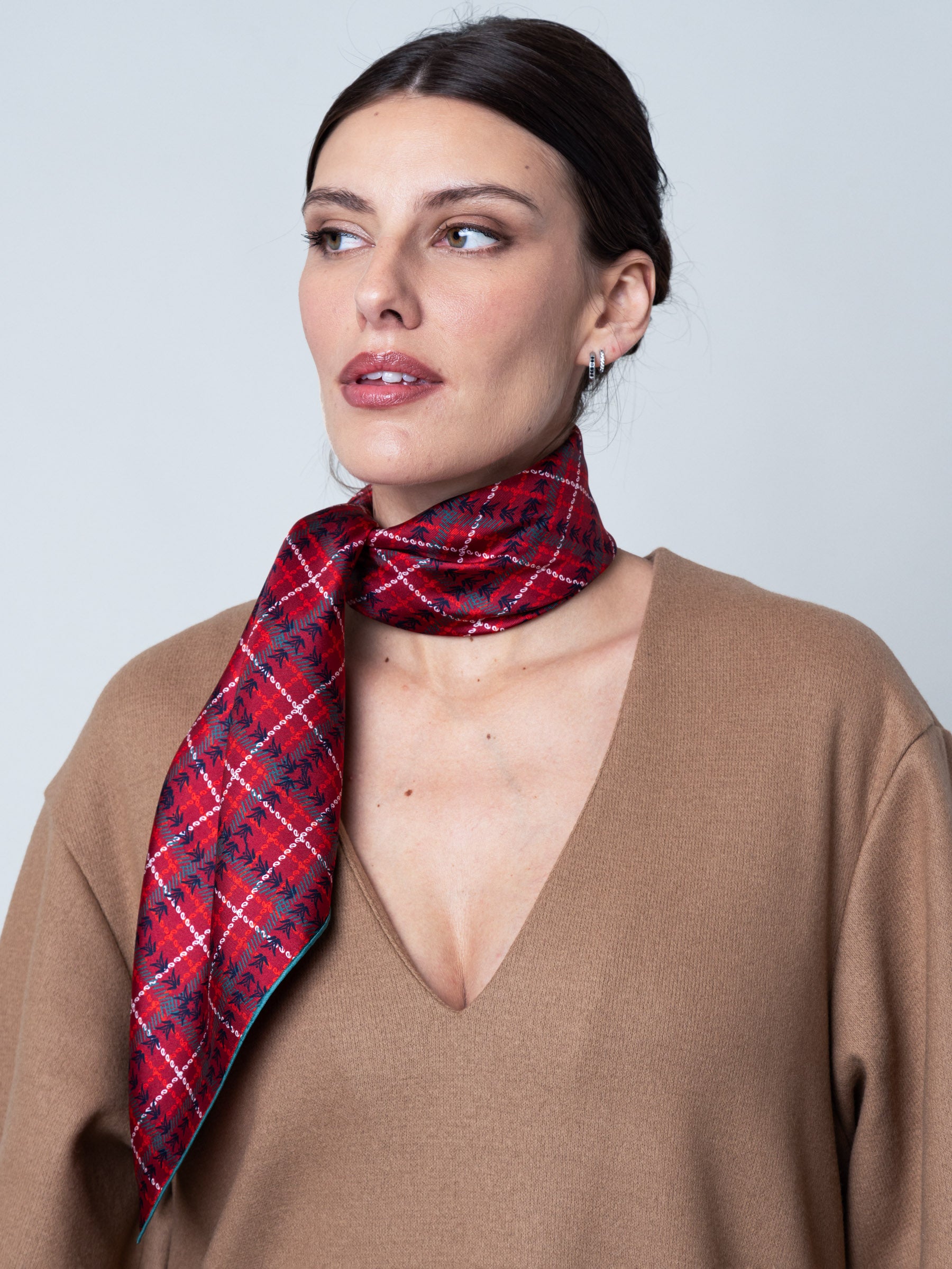 petrusse-carr-soie-90-clan-petrusse-rouge-foulard-tartan-twill-de-soie image 8