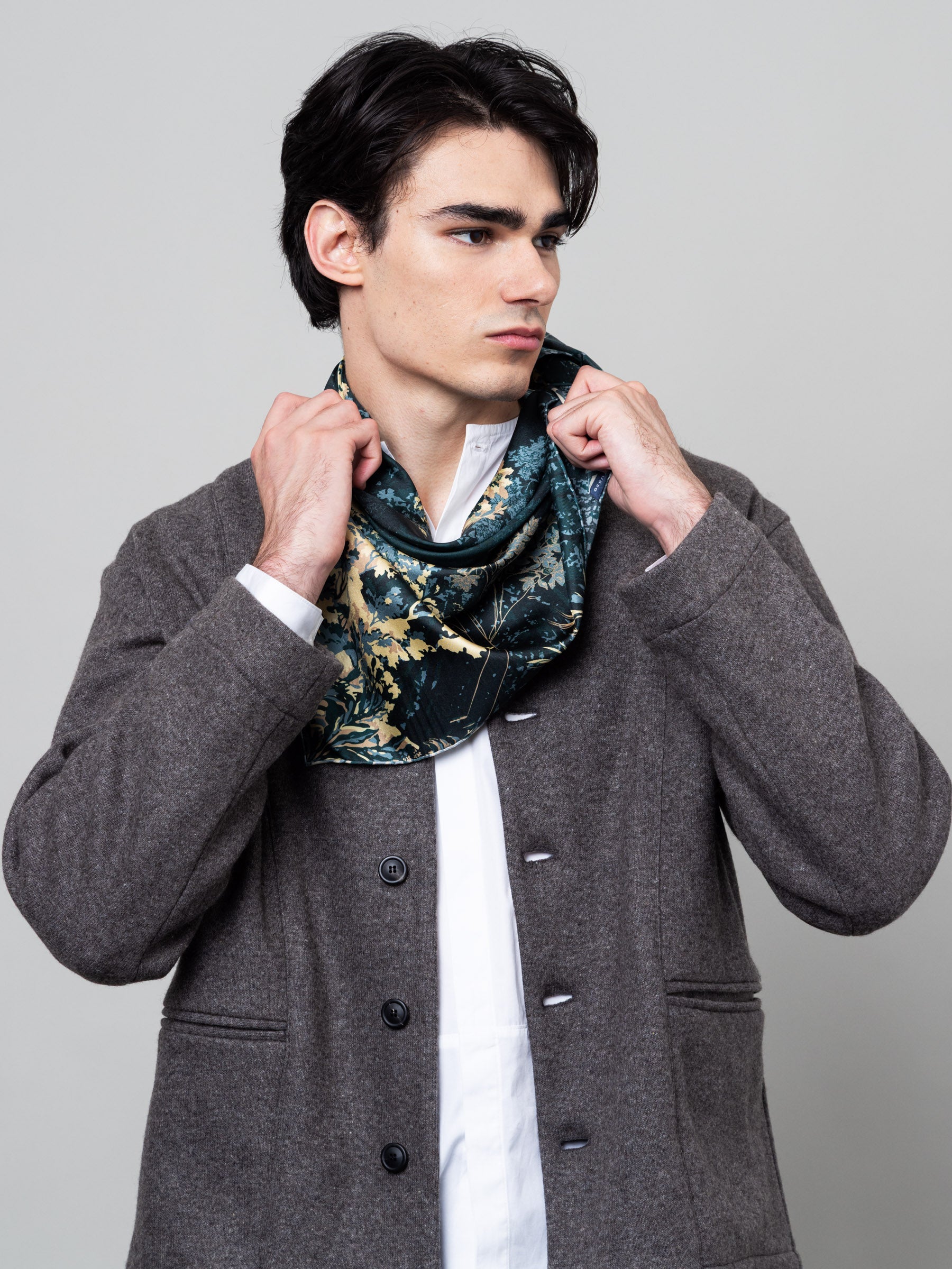 petrusse-carr-soie-65-circ-e-kaki-foulard-twill image 7