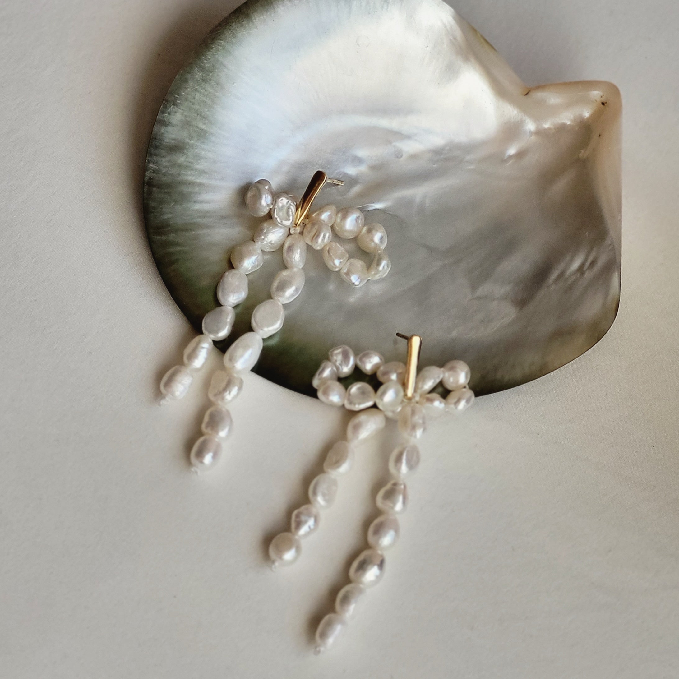 maison-sabben-bow-perles-boucles-d-oreilles-mariage-n-uds-perles-7cm image 1