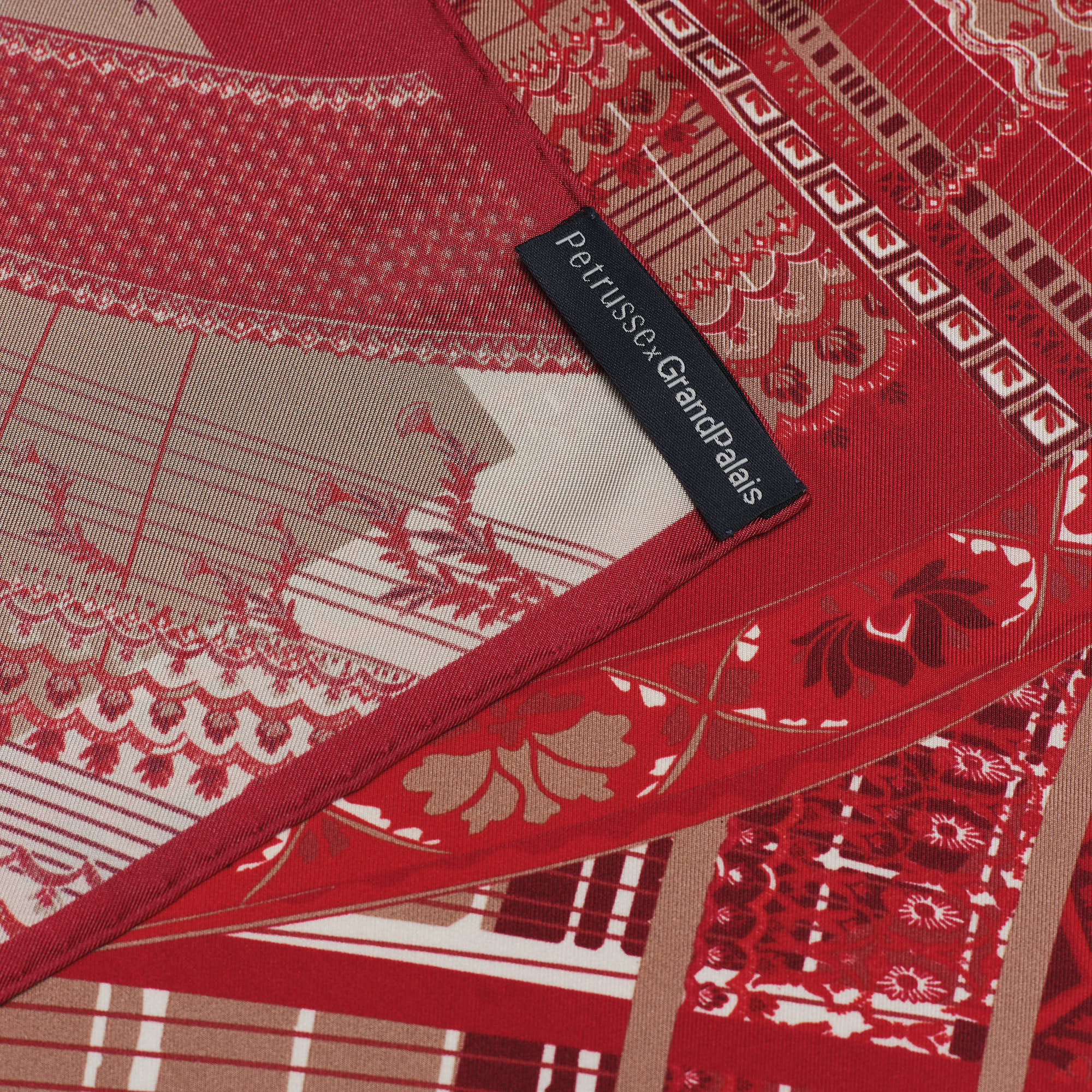 petrusse-petit-carr-soie-65-sous-le-ciel-de-paris-rouge-bandana image 4
