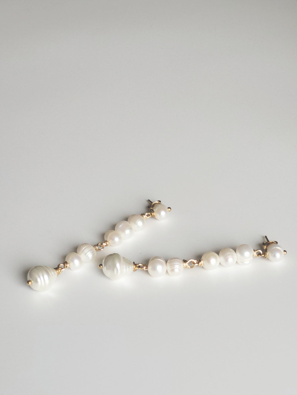 maison-sabben-aurina-boucles-d-oreilles-mari-e-pendantes-perl-es-7-5-cm image 3
