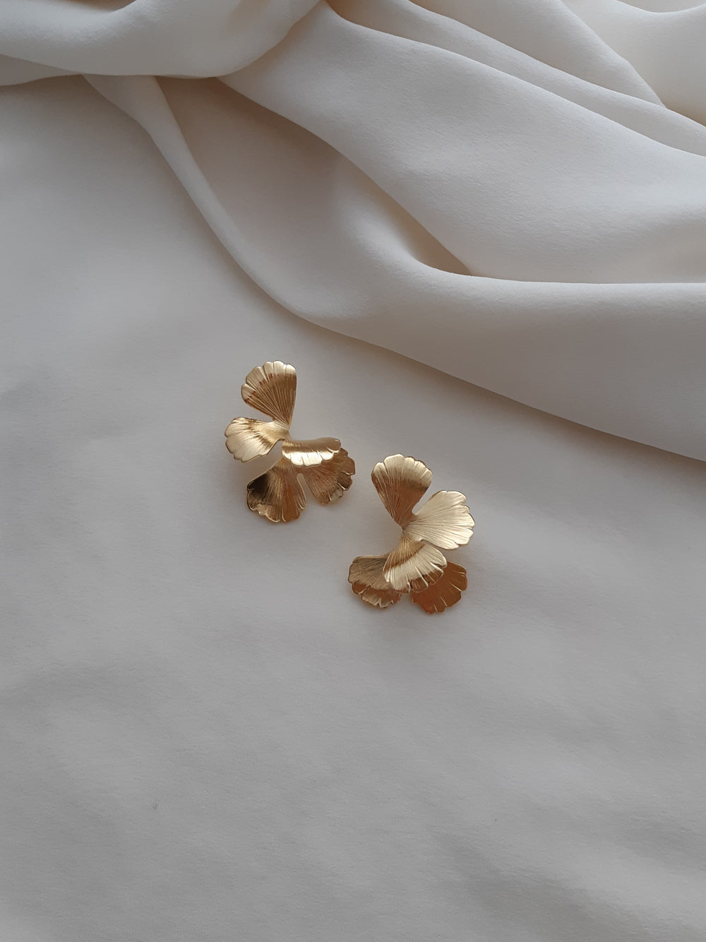maison-sabben-boucles-d-oreilles-mari-e-univers-small-fleur-torsad-e-2-5-cm image 2