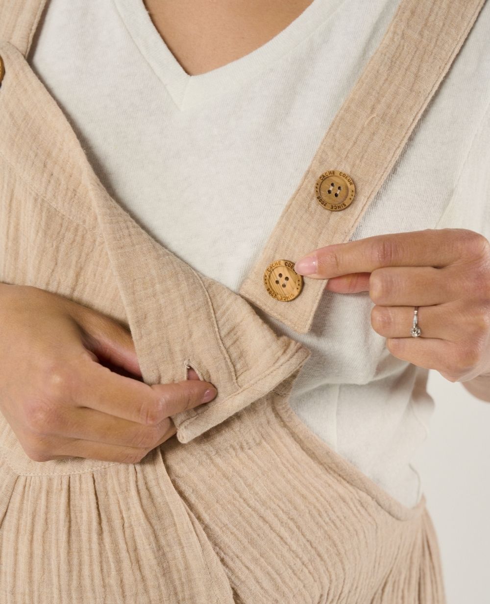 cache-c-ur-yael-salopette-de-maternit-beige image 7