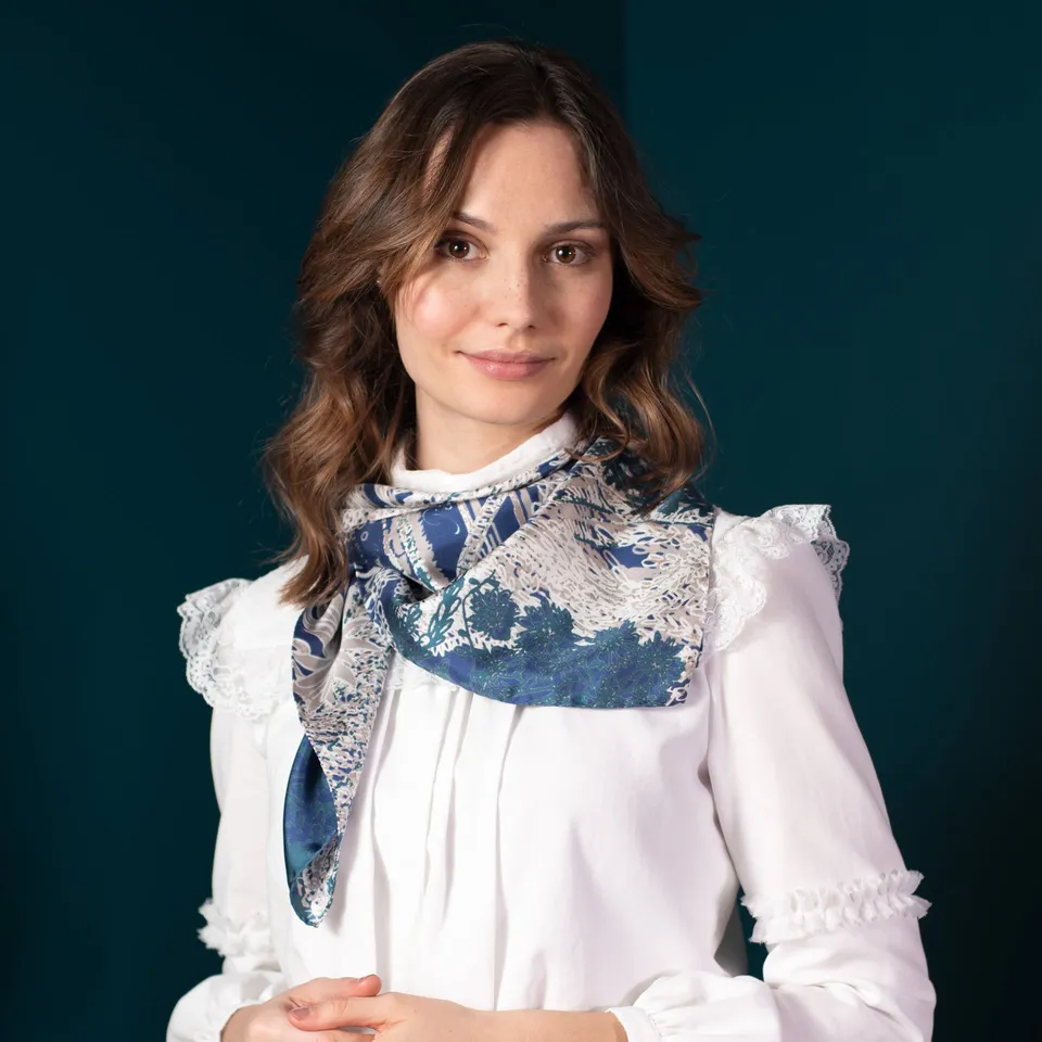 petrusse-silk-scarf-90-eve-emerald-green-carr-soie-90 image 1