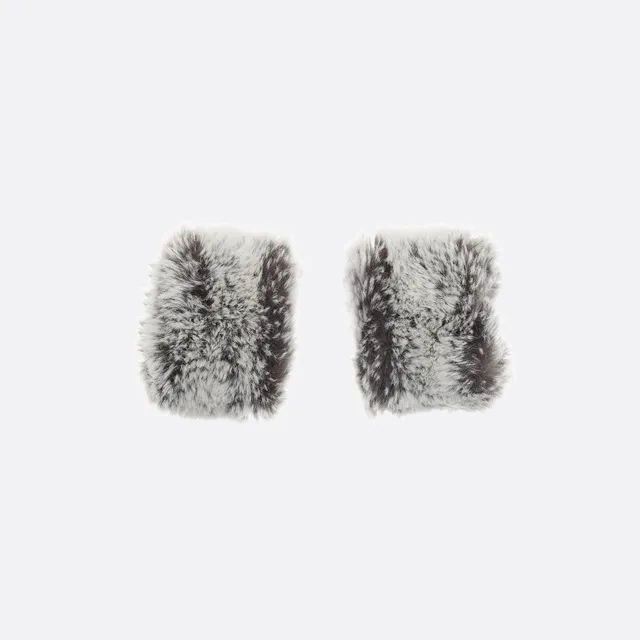 petrusse-illusion-bleu-paire-de-poignets-fourrure image 1