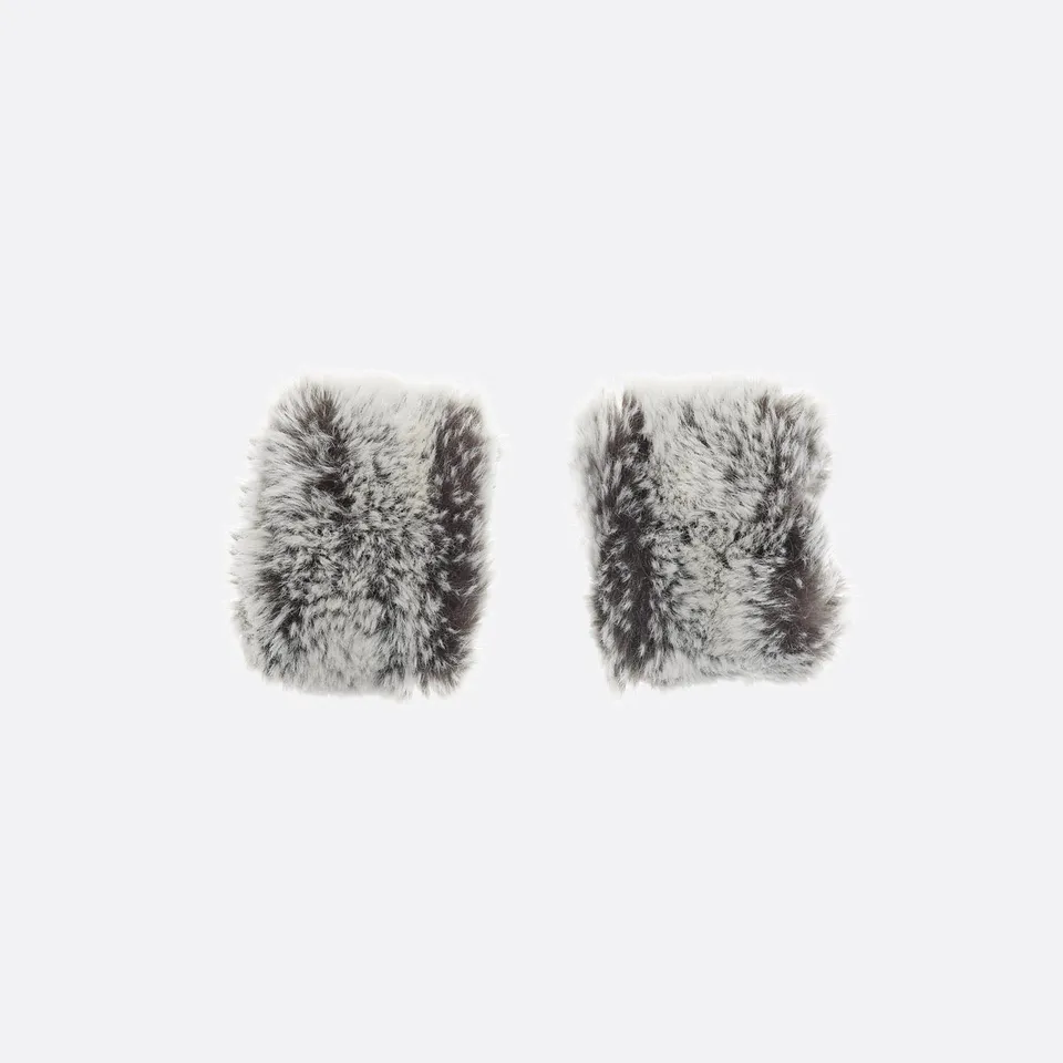 petrusse-illusion-bleu-paire-de-poignets-fourrure image 1