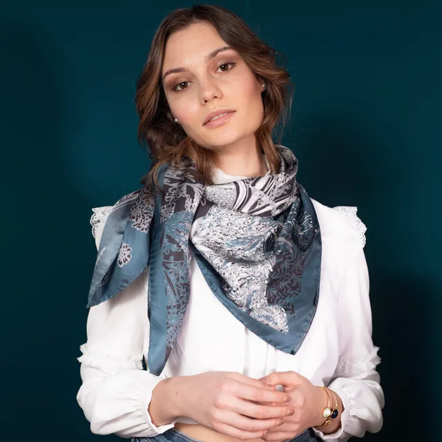 petrusse-carr-soie-90-ve-bleu-taupe-foulard image 1