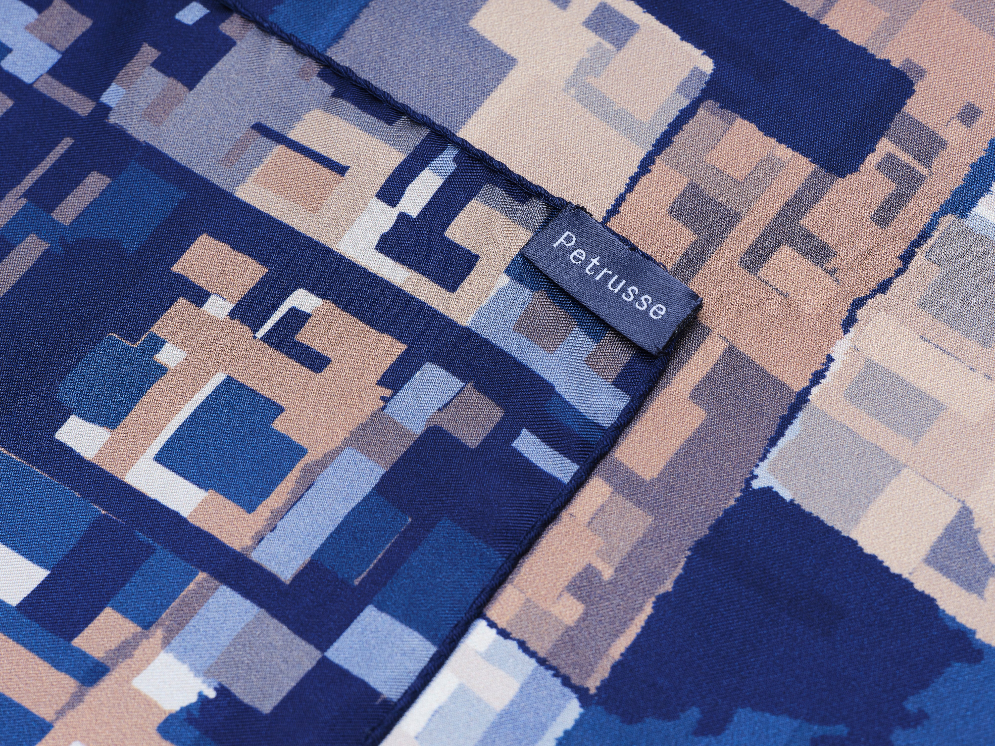 petrusse-carr-soie-90-ariane-marine-foulard-g-om-trique image 6