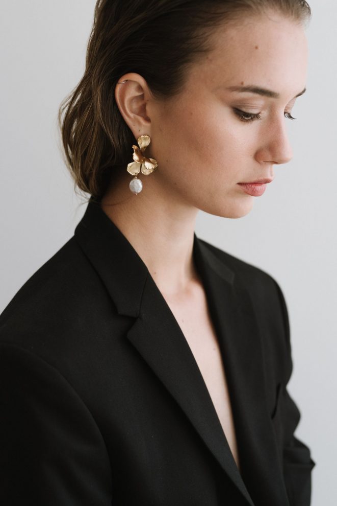 maison-sabben-univers-pearl-medium-boucles-d-oreilles-mari-e-fleur-dor-e-perles- image 1