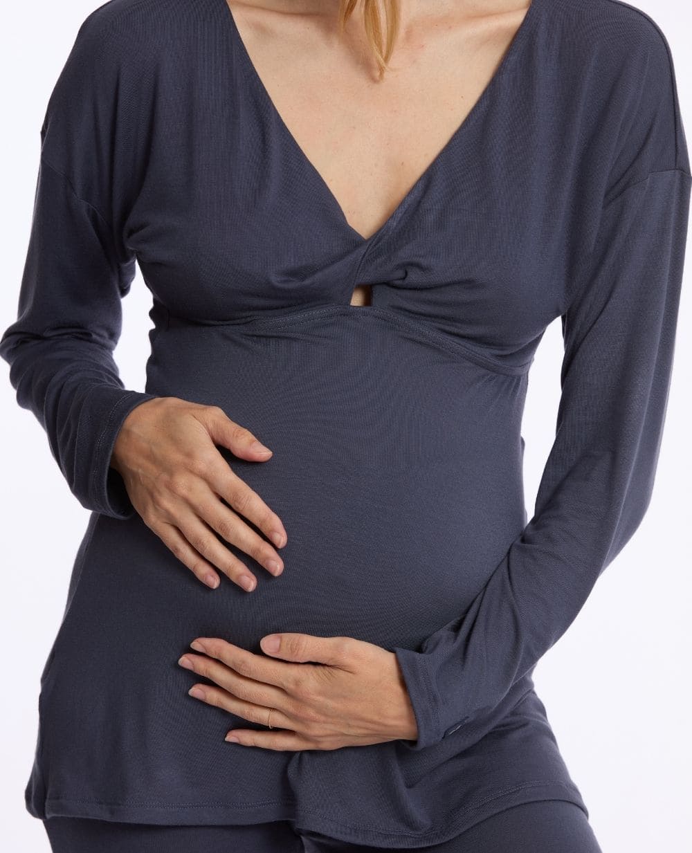 cache-c-ur-t-shirt-grossesse-et-allaitement-manches-longues-louna-bleu-nuit image 4