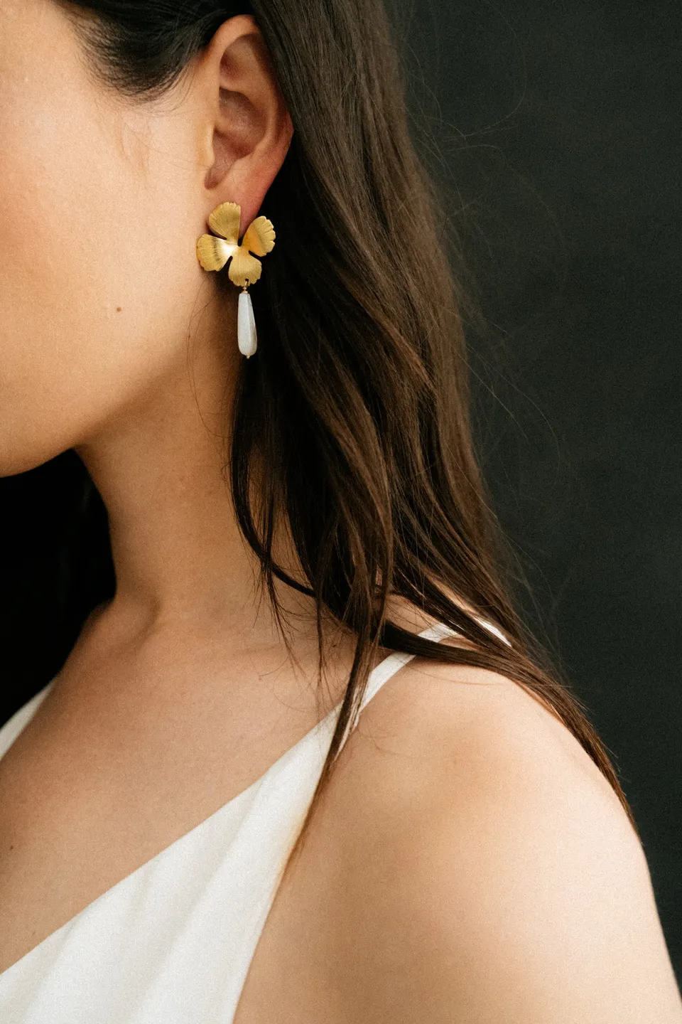 maison-sabben-albarine-boucles-d-oreilles-mari-e-fleur-torsad-e-perles-baroques image 1