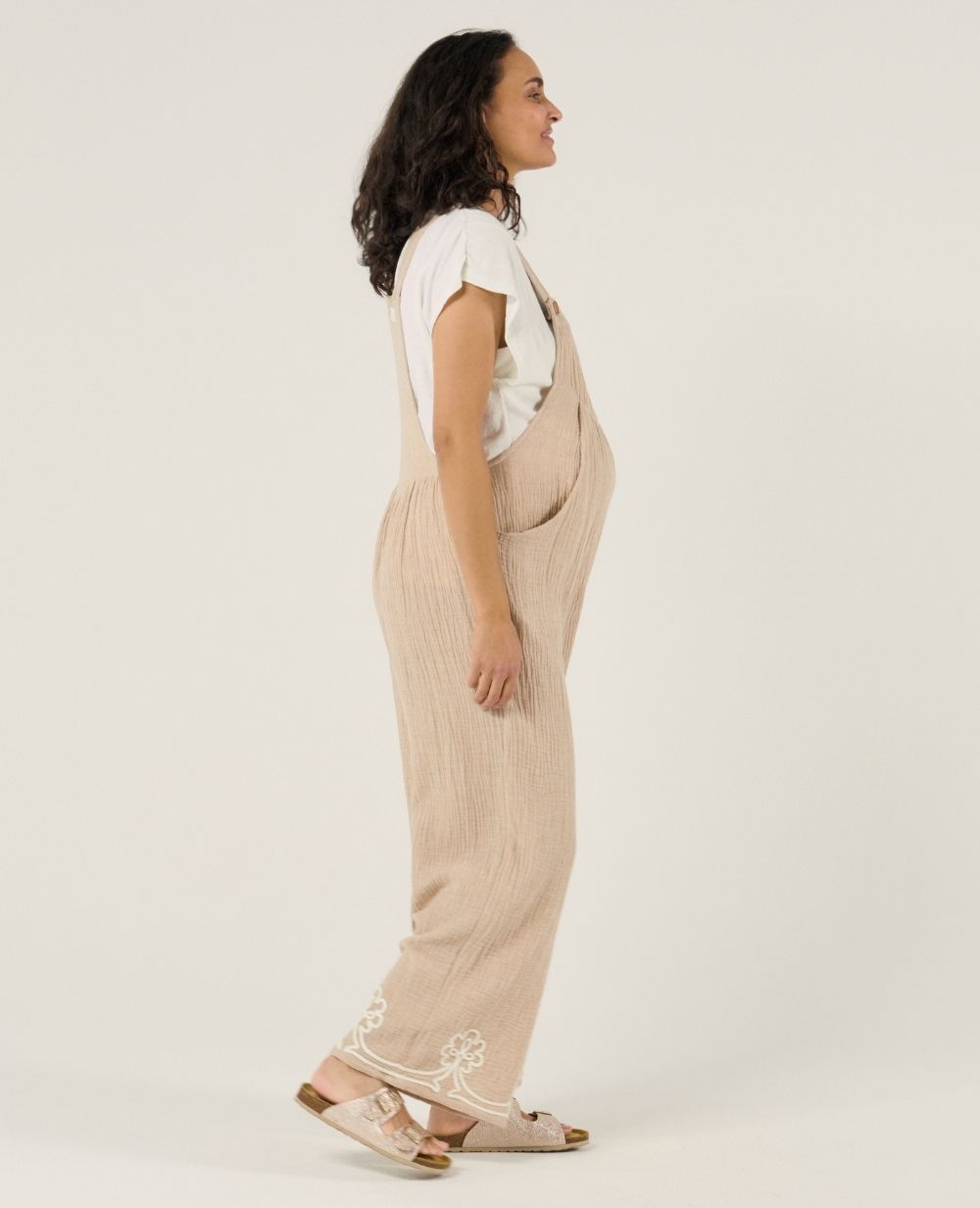 cache-c-ur-yael-salopette-de-maternit-beige image 5