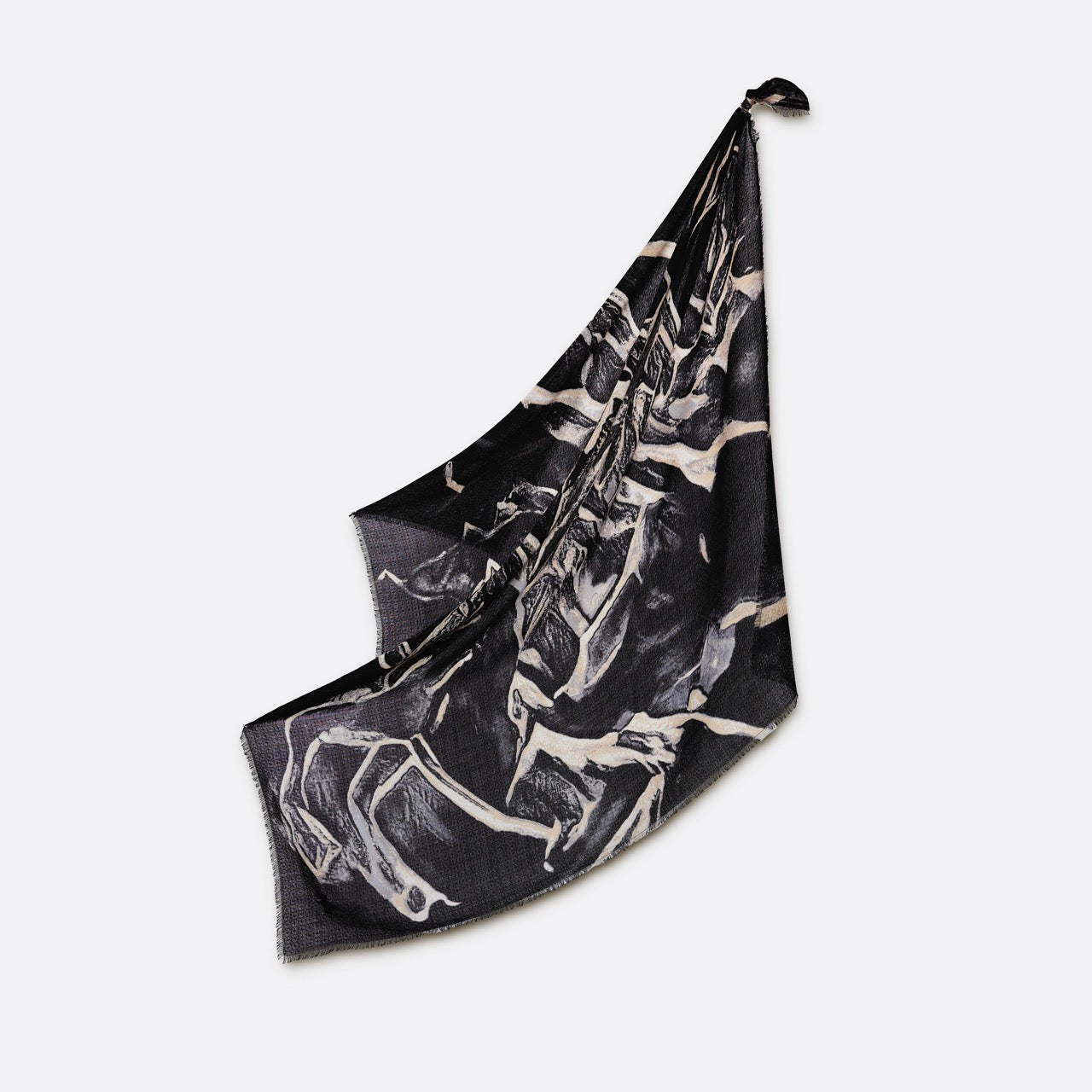 petrusse-allure-eb-ne-carr-laine-et-soie-120cm-noir image 3