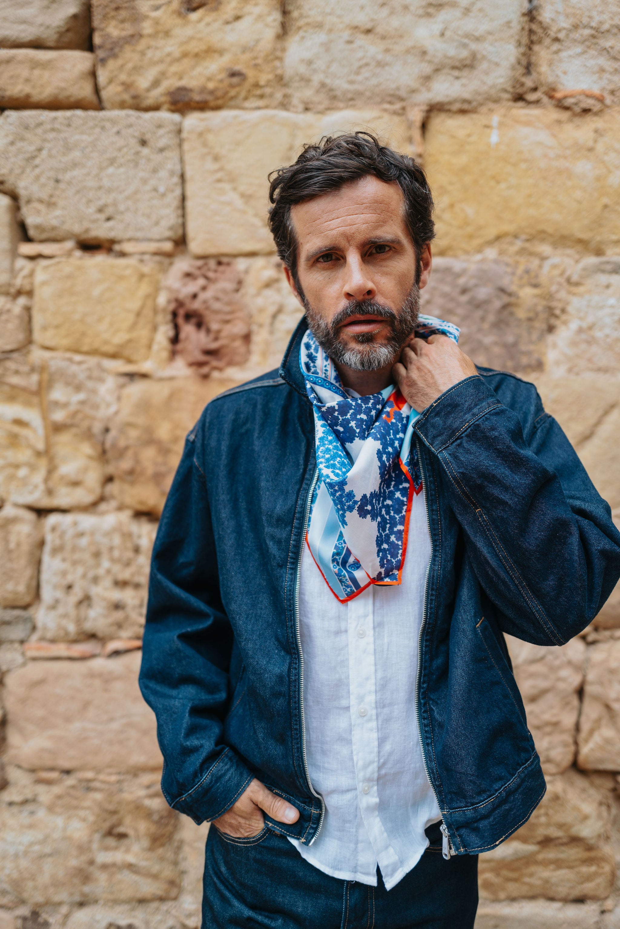 petrusse-carr-soie-90-triomphe-foulard-carr-soie-bleu-bleuet-de-france image 3