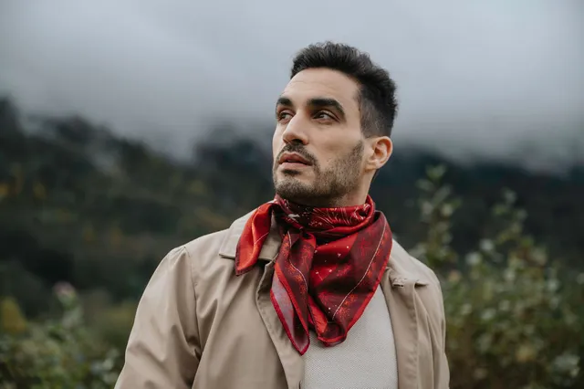 petrusse-silk-scarf-90-z-nith-red-foulard-en-soie-rouge image 1
