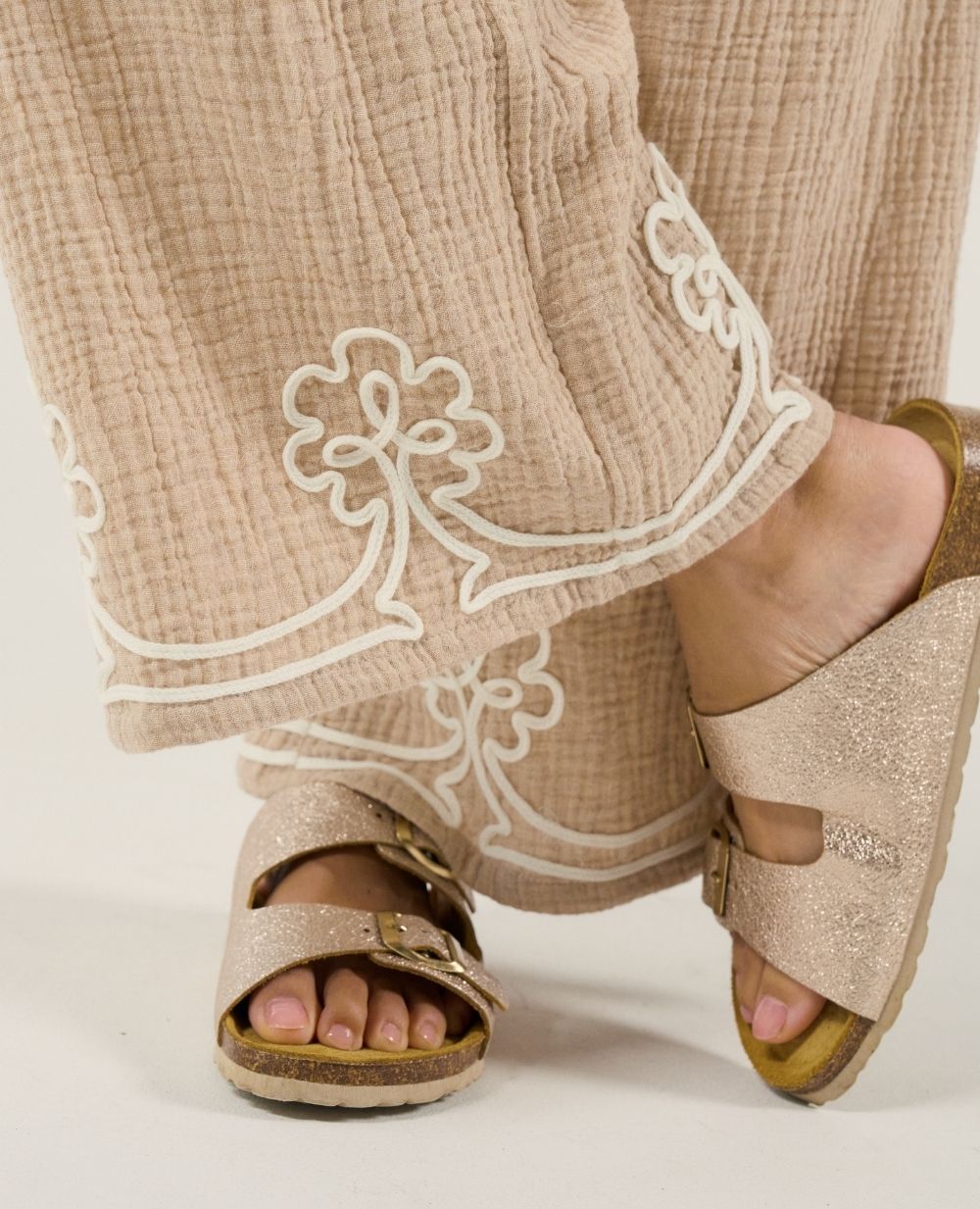 cache-c-ur-yael-salopette-de-maternit-beige image 8