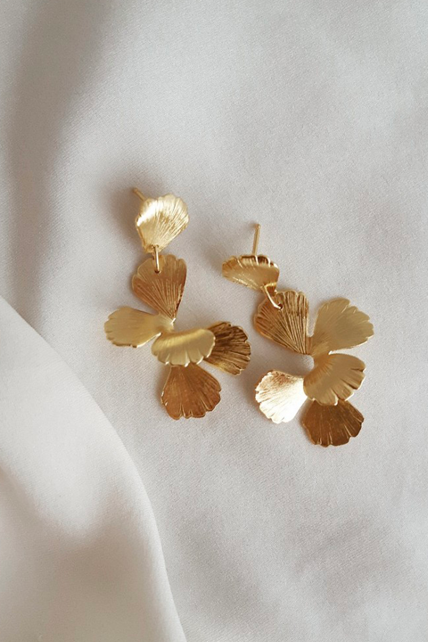 maison-sabben-boucles-d-oreilles-velours-fleur-d-structur-e image 1