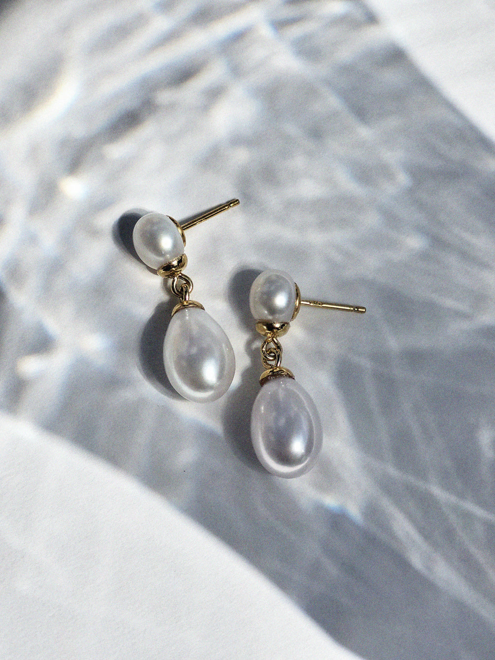maison-sabben-rebbeka-boucles-d-oreilles-mari-e-minimalistes-perles-baroques-3-7 image 1