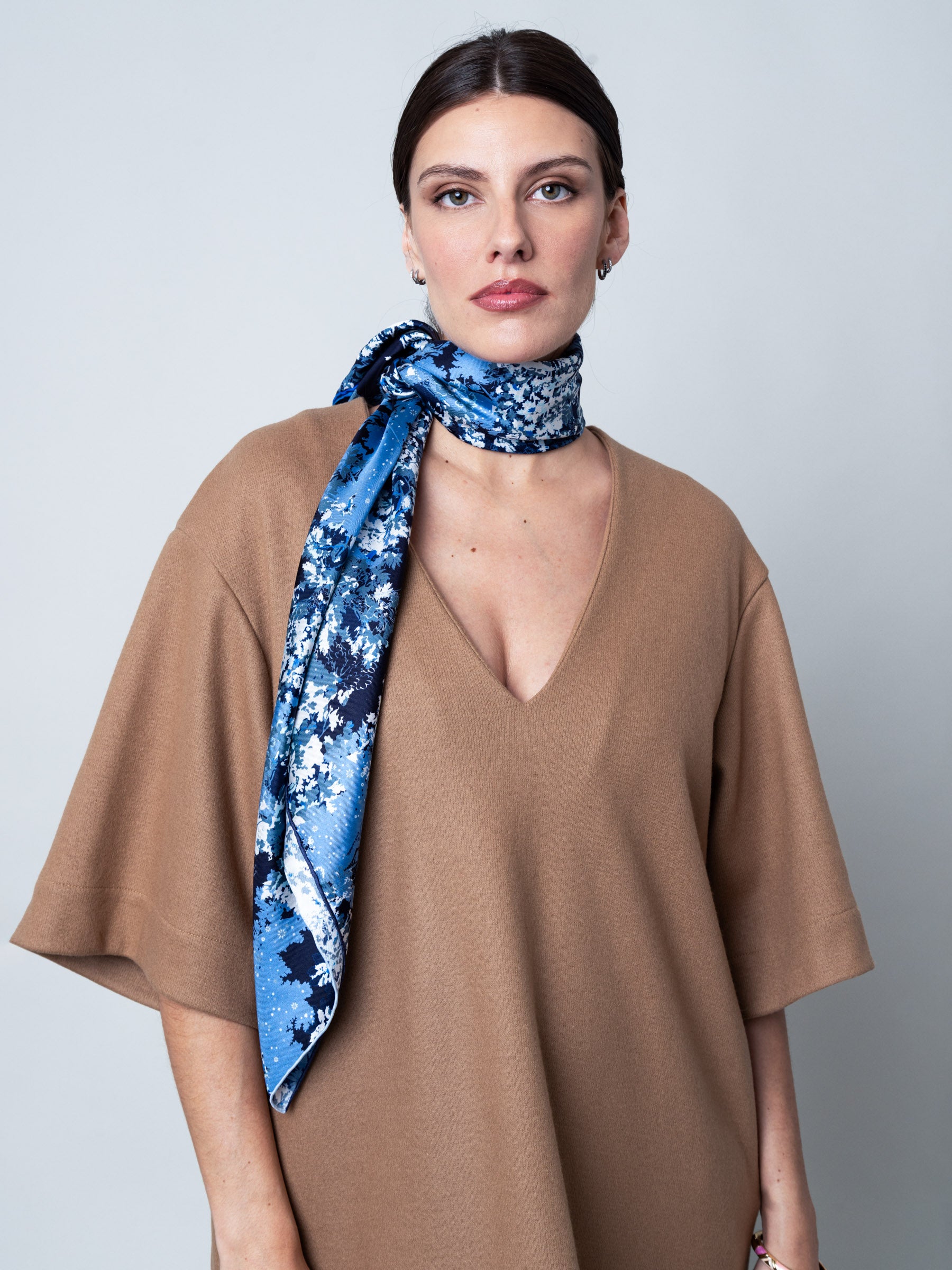 petrusse-brume-denim-carr-de-soie-90x90-twill-dition-30-ans image 5