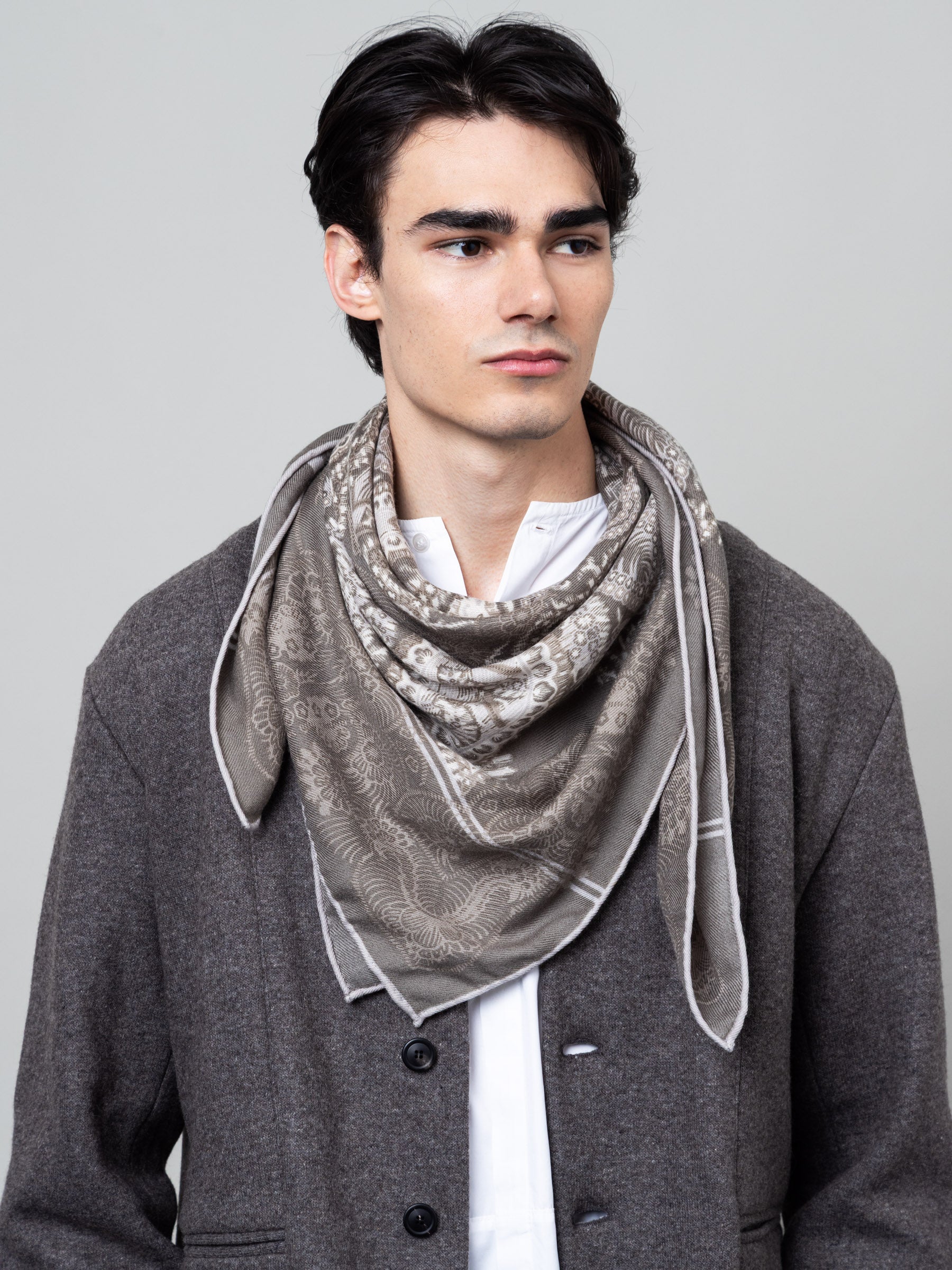 petrusse-carr-laine-100-moon-twill-vert-de-gris-foulard-100x100 image 5