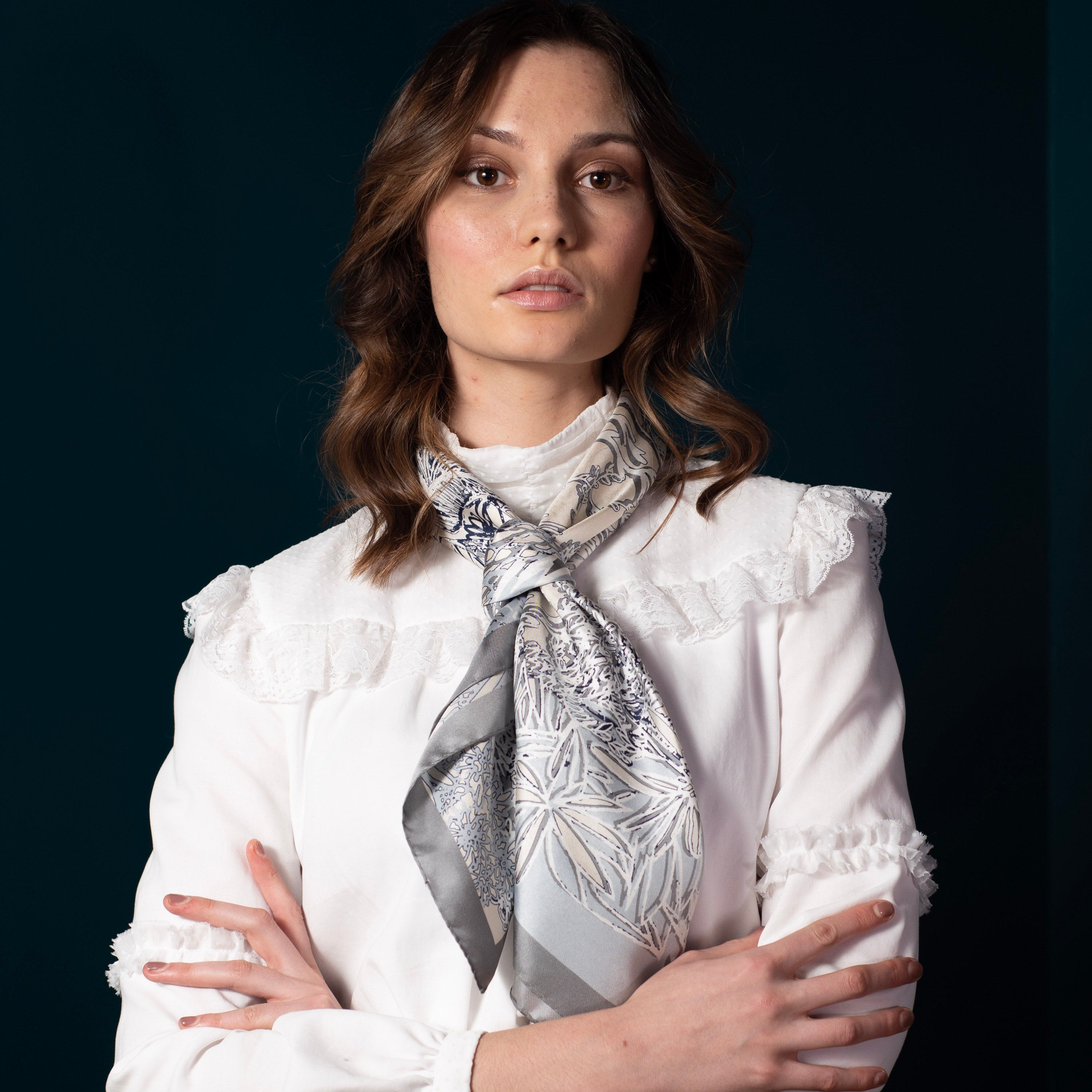 petrusse-carr-soie-90-eve-gris image 2