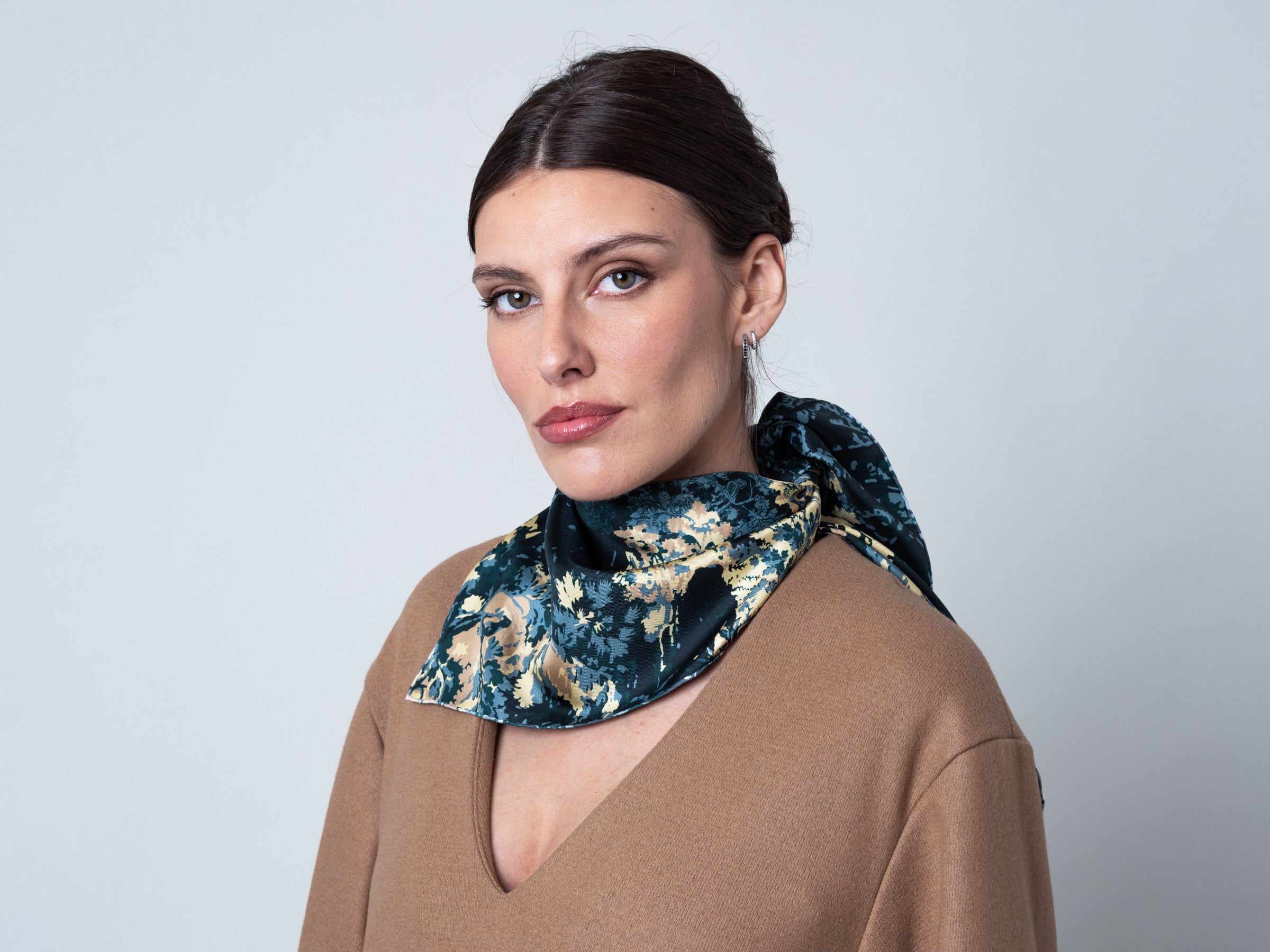 petrusse-carr-soie-65-circ-e-kaki-foulard-twill image 5