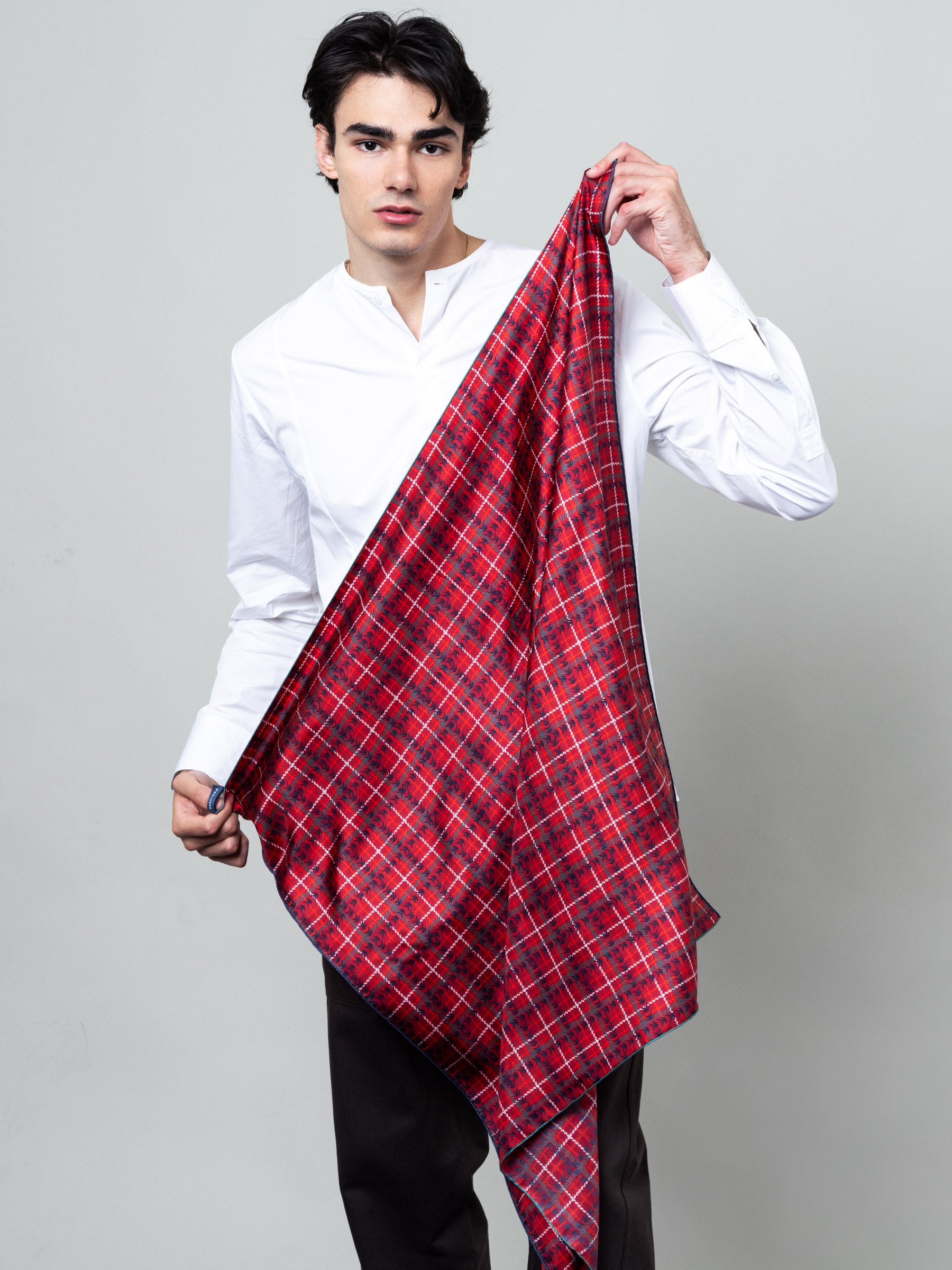 petrusse-carr-soie-90-clan-petrusse-rouge-foulard-tartan-twill-de-soie image 7