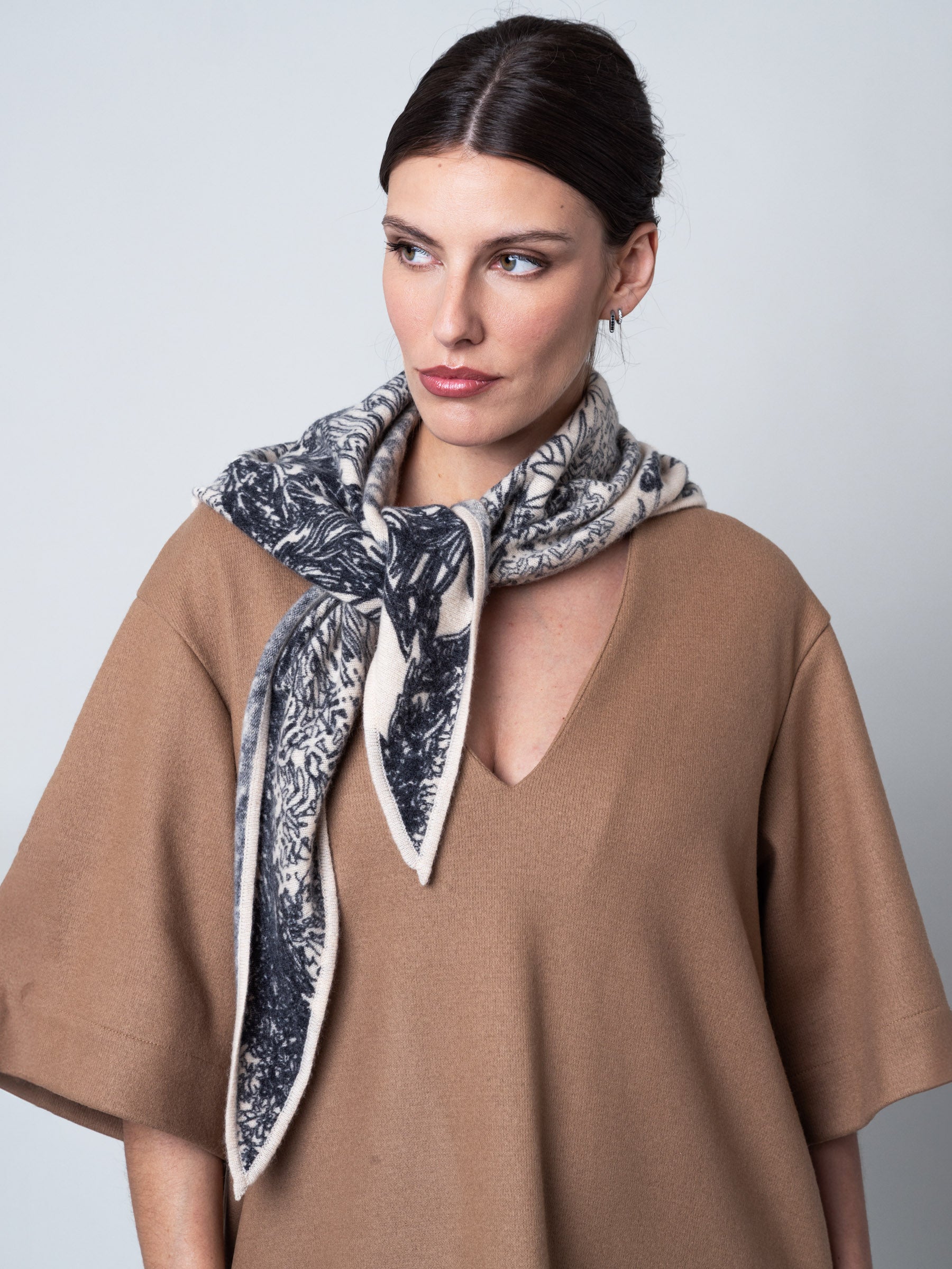 petrusse-maya-trigone-noir-triangle-100-cachemire image 4
