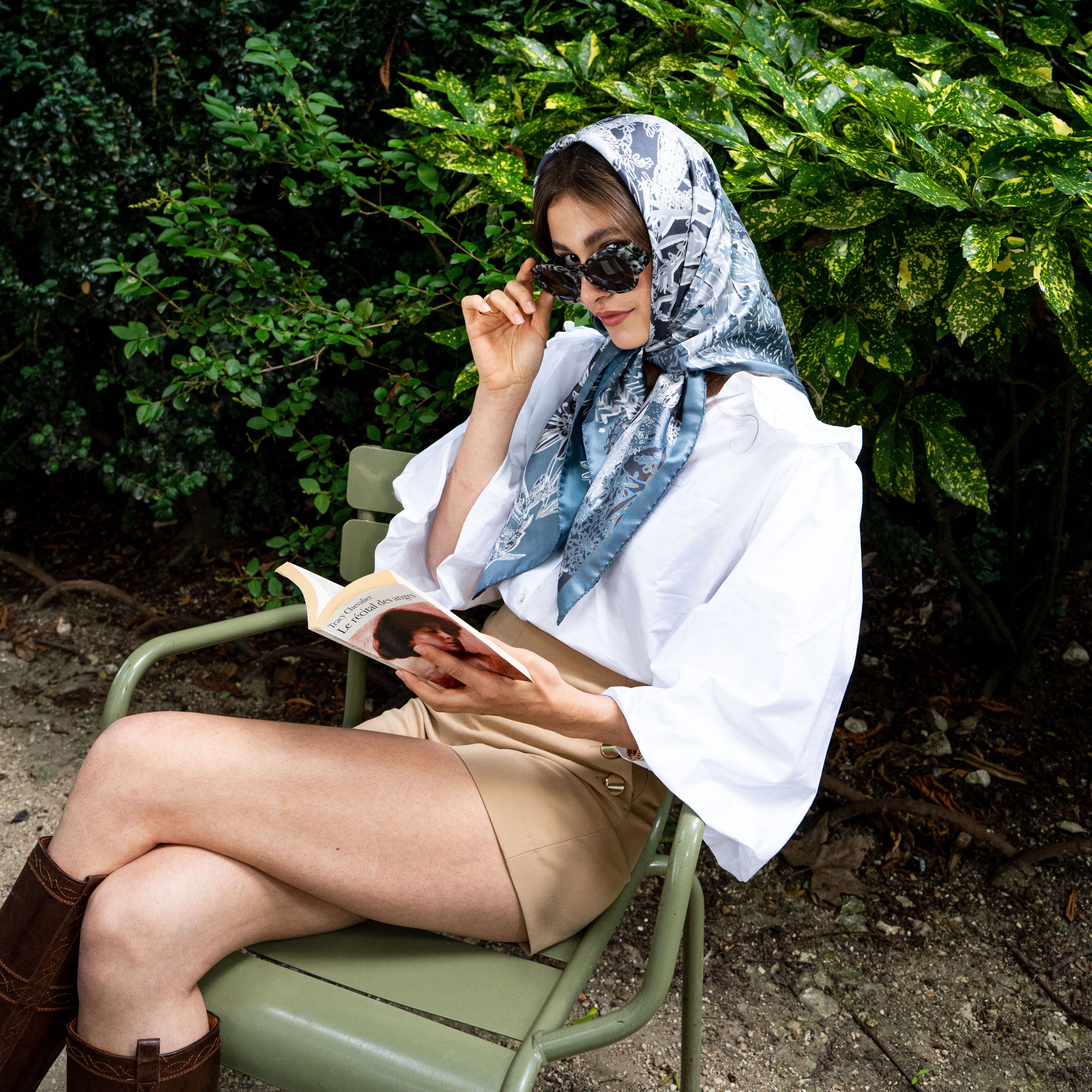 petrusse-carr-soie-90-eve-bleu-taupe-foulard-jungle-v-g-tale image 5