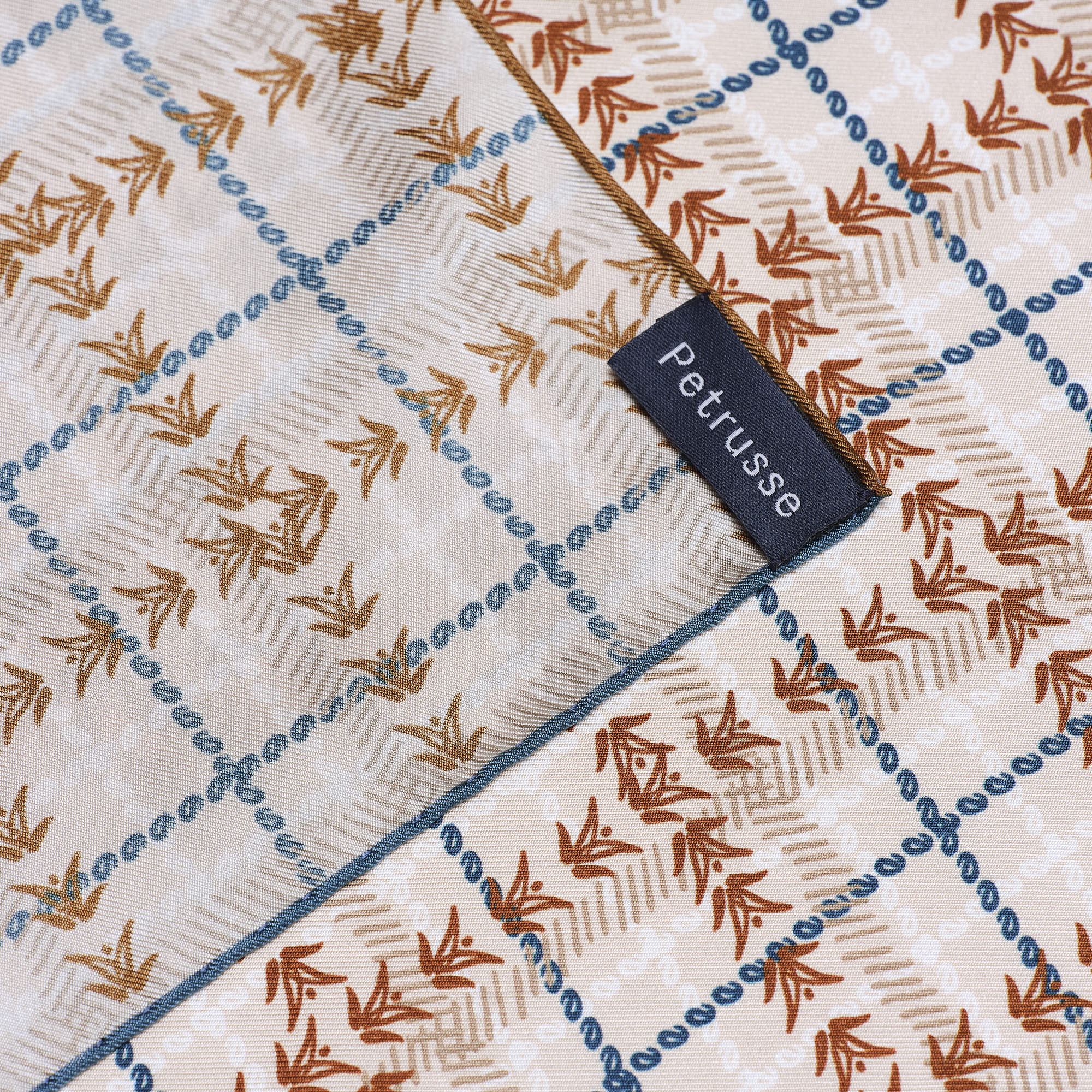 petrusse-clan-beige-carr-soie-90x90-cm-tartan image 4