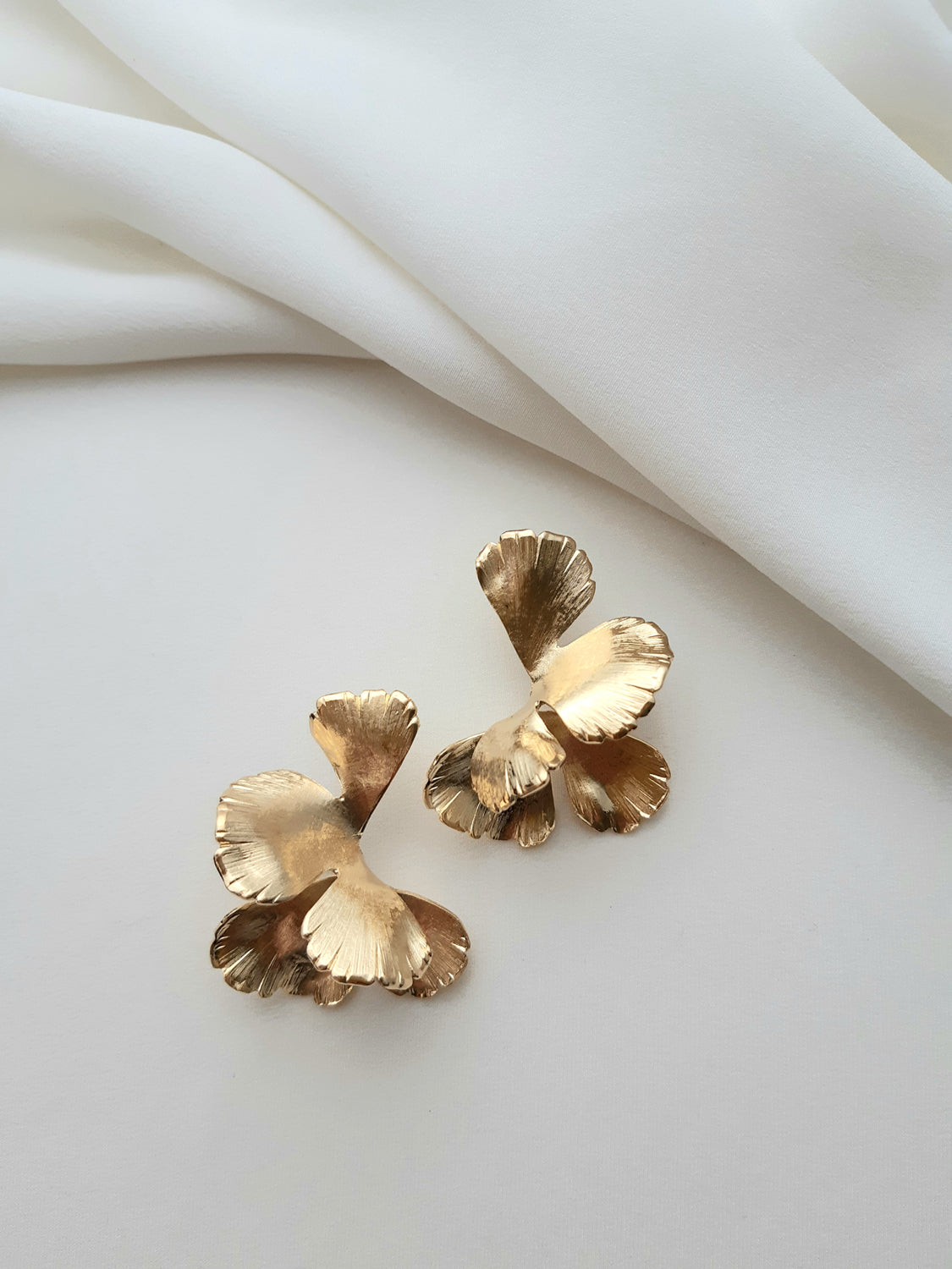 maison-sabben-univers-medium-boucles-d-oreilles-mariage-fleur-3x3-cm image 2