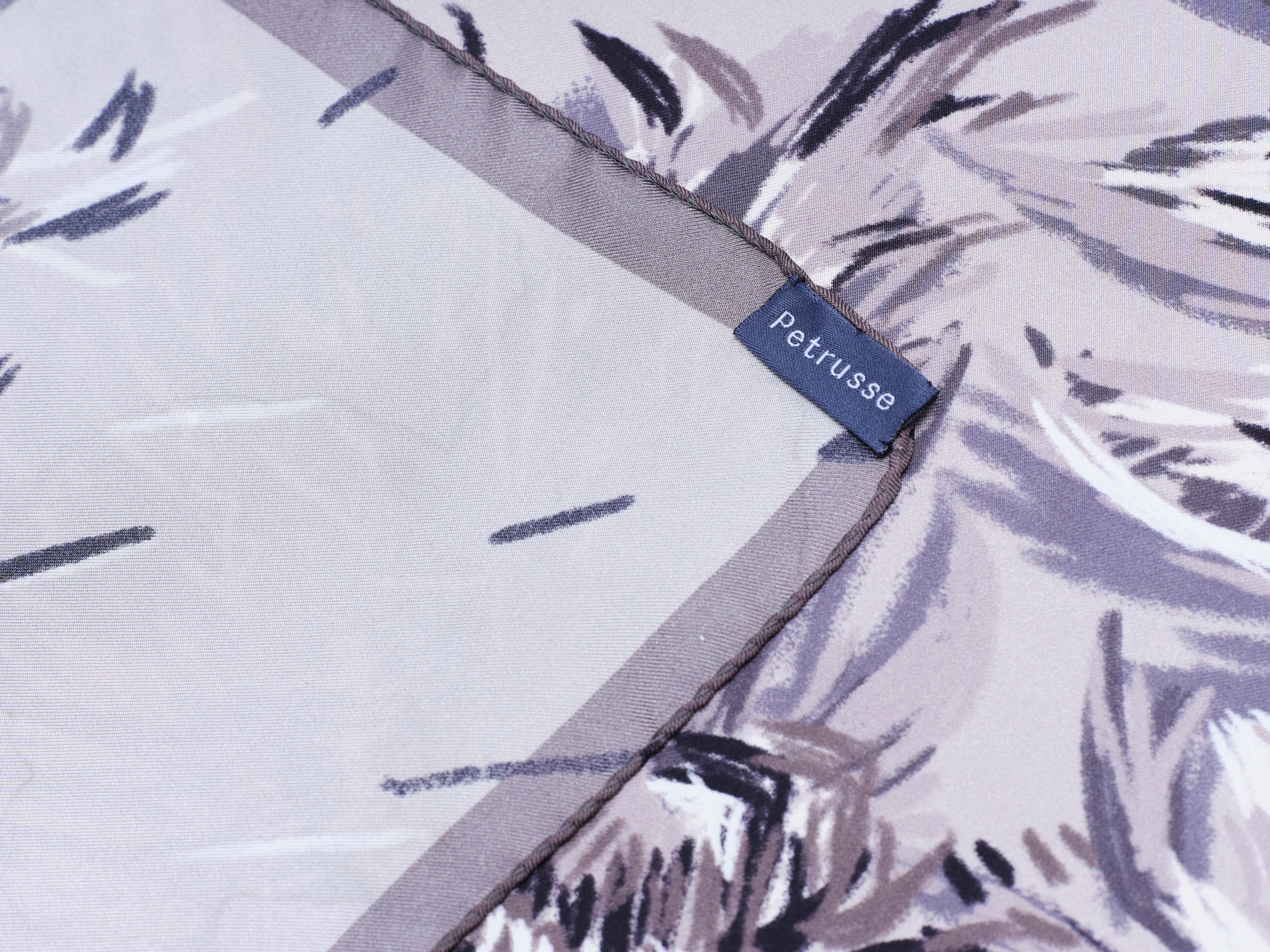 petrusse-lena-gris-carr-soie-90cm-dition-limit-e image 3