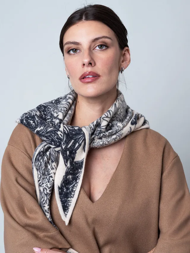 petrusse-maya-triangle-black-tole-triangle-100-cachemire-noir image 1