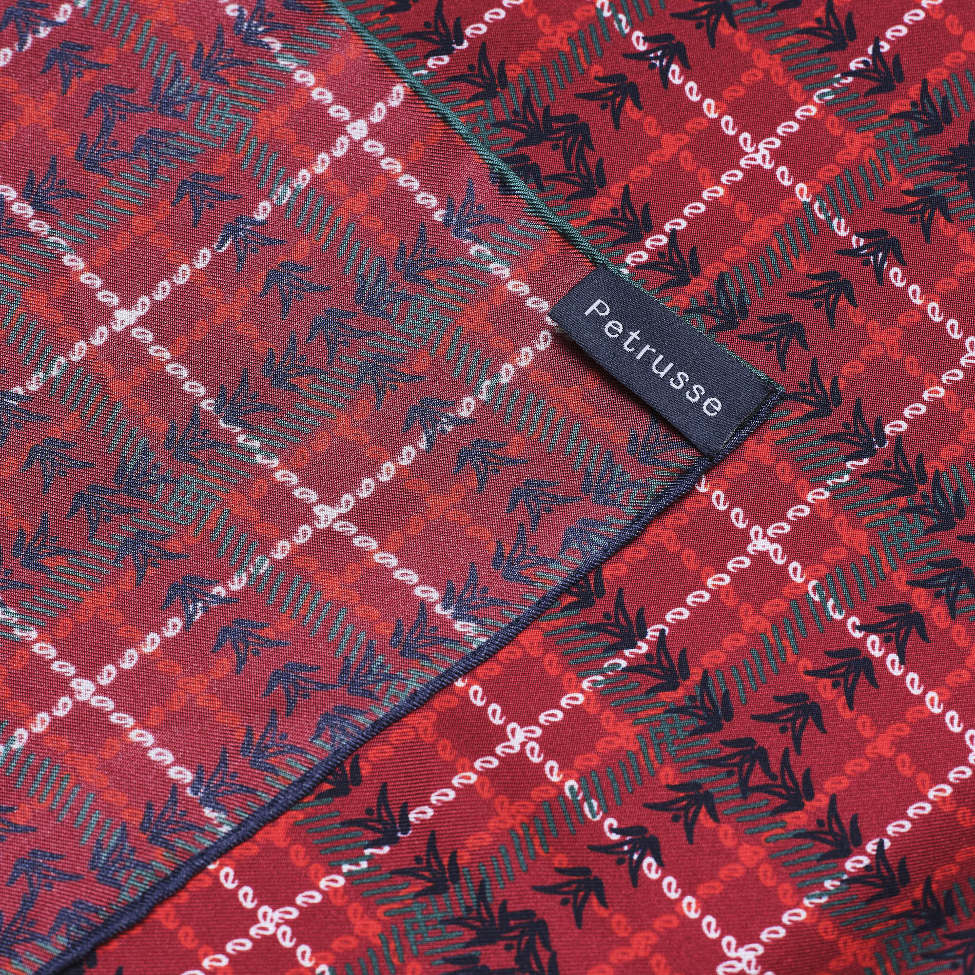 petrusse-carr-soie-90-clan-petrusse-rouge-foulard-tartan-twill-de-soie image 5