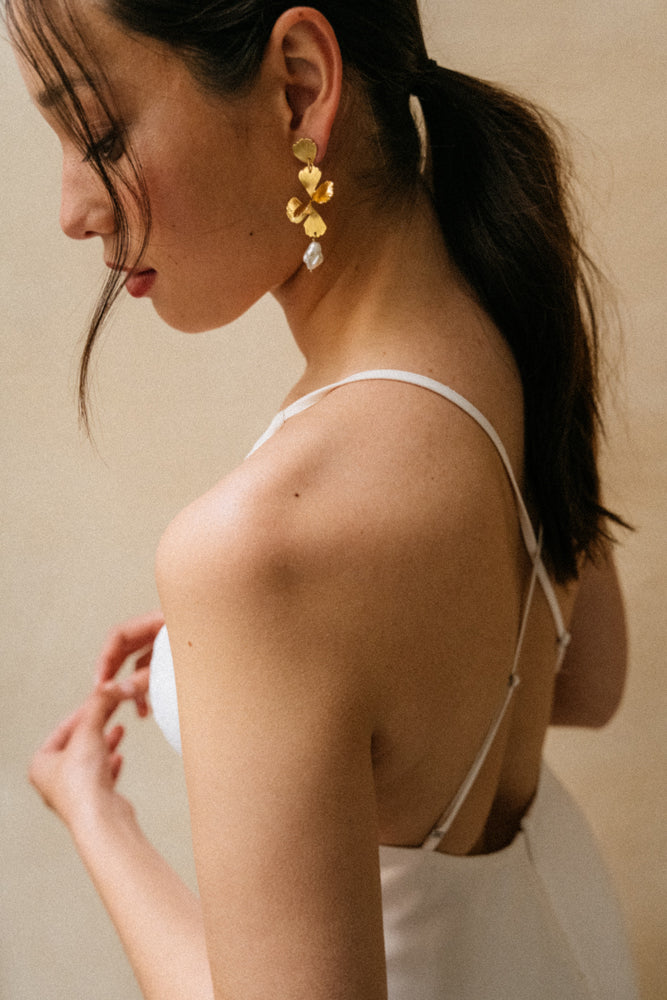 maison-sabben-romance-boucles-d-oreilles-mari-e-fleur-d-structur-e-perles image 2