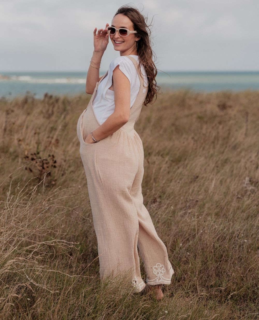 cache-c-ur-yael-salopette-de-maternit-beige image 1