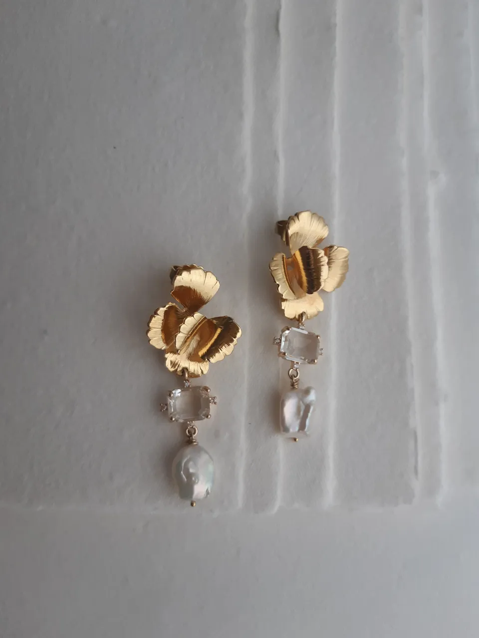 maison-sabben-gabrielle-boucles-d-oreilles-mari-e-rose-dor-e-perle image 1