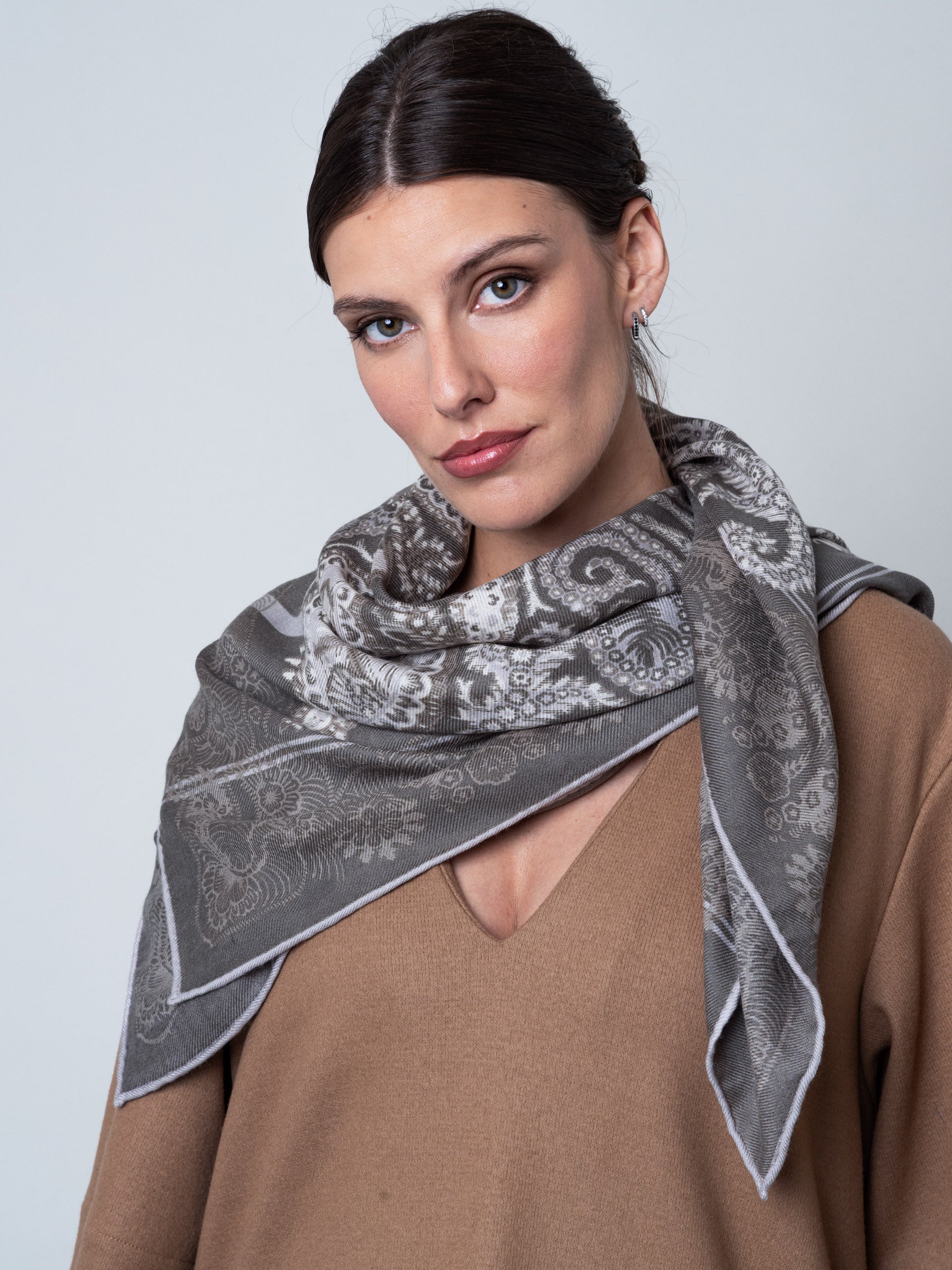petrusse-carr-laine-100-moon-twill-vert-de-gris-foulard-100x100 image 3