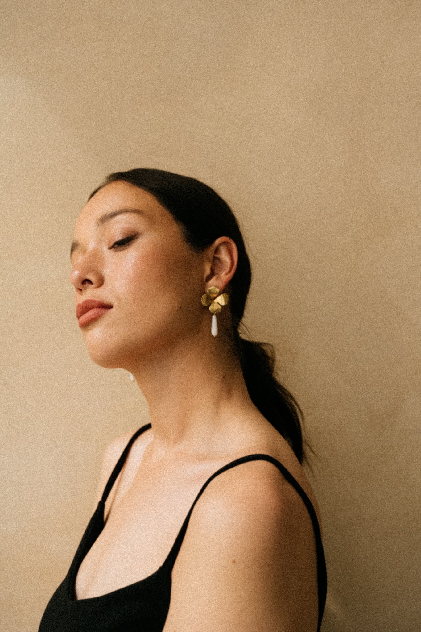 maison-sabben-albarine-boucles-d-oreilles-mari-e-fleur-torsad-e-perles-baroques image 3