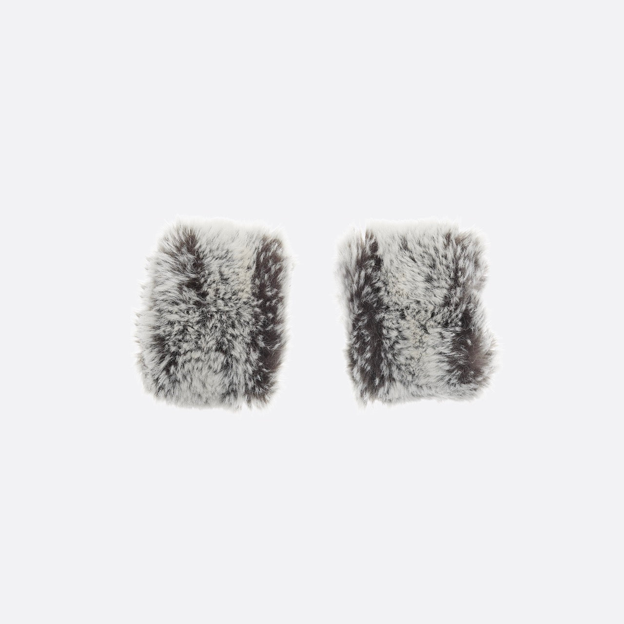 petrusse-illusion-bleu-paire-de-poignets-fourrure image 1