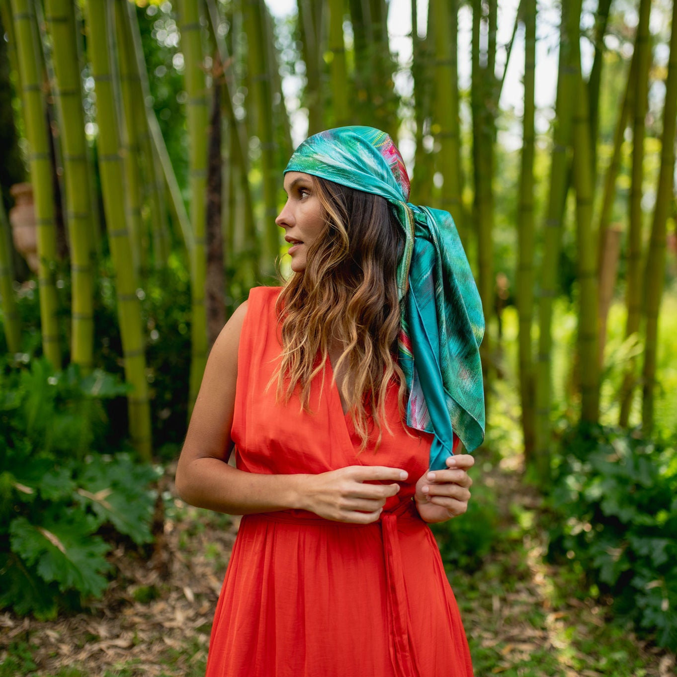 petrusse-carr-soie-105-froufrou-meraude-foulard-danse image 2