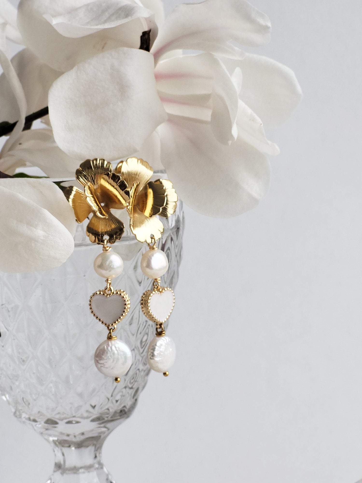 maison-sabben-eros-boucles-d-oreilles-mari-e-fleurs-c-ur-et-perles-culture-7-5-c image 2